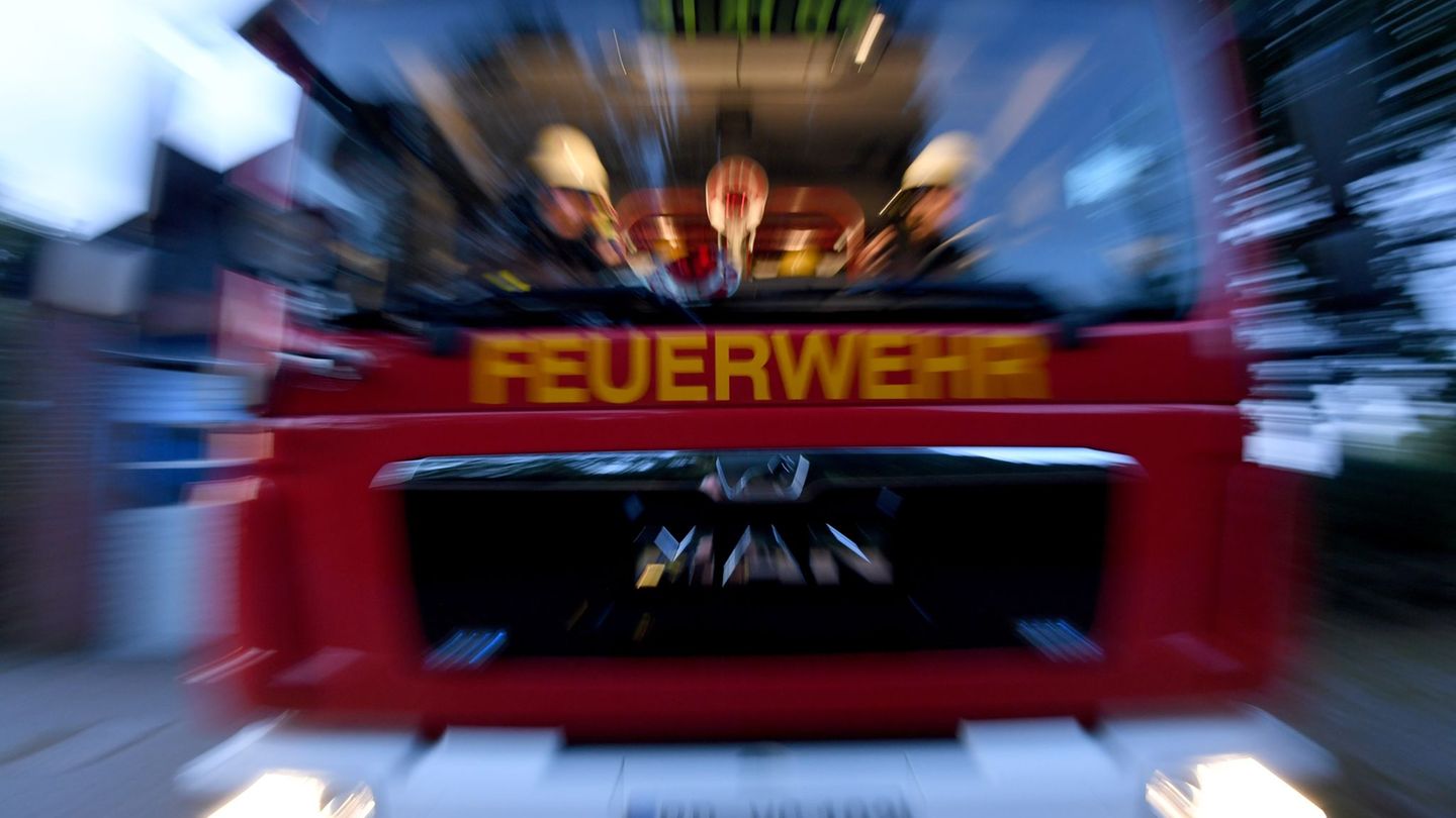 Feuerwehreinsatz: Aufzug klemmt Beine von gestürzter 82-Jähriger ein