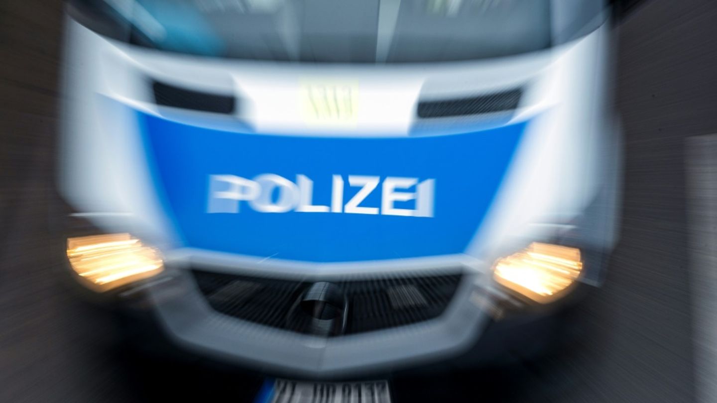 Rassistischer Angriff in Nordrhein-Westfalen: Radfahrer tritt auf Frau mit Baby ein