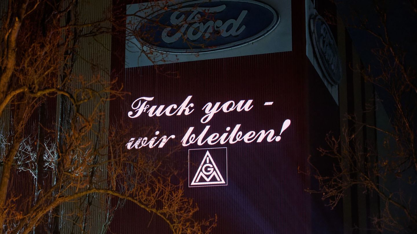 Autobauer in der Krise: „Fuck you“: Ford-Mitarbeiter protestieren am Werkszaun