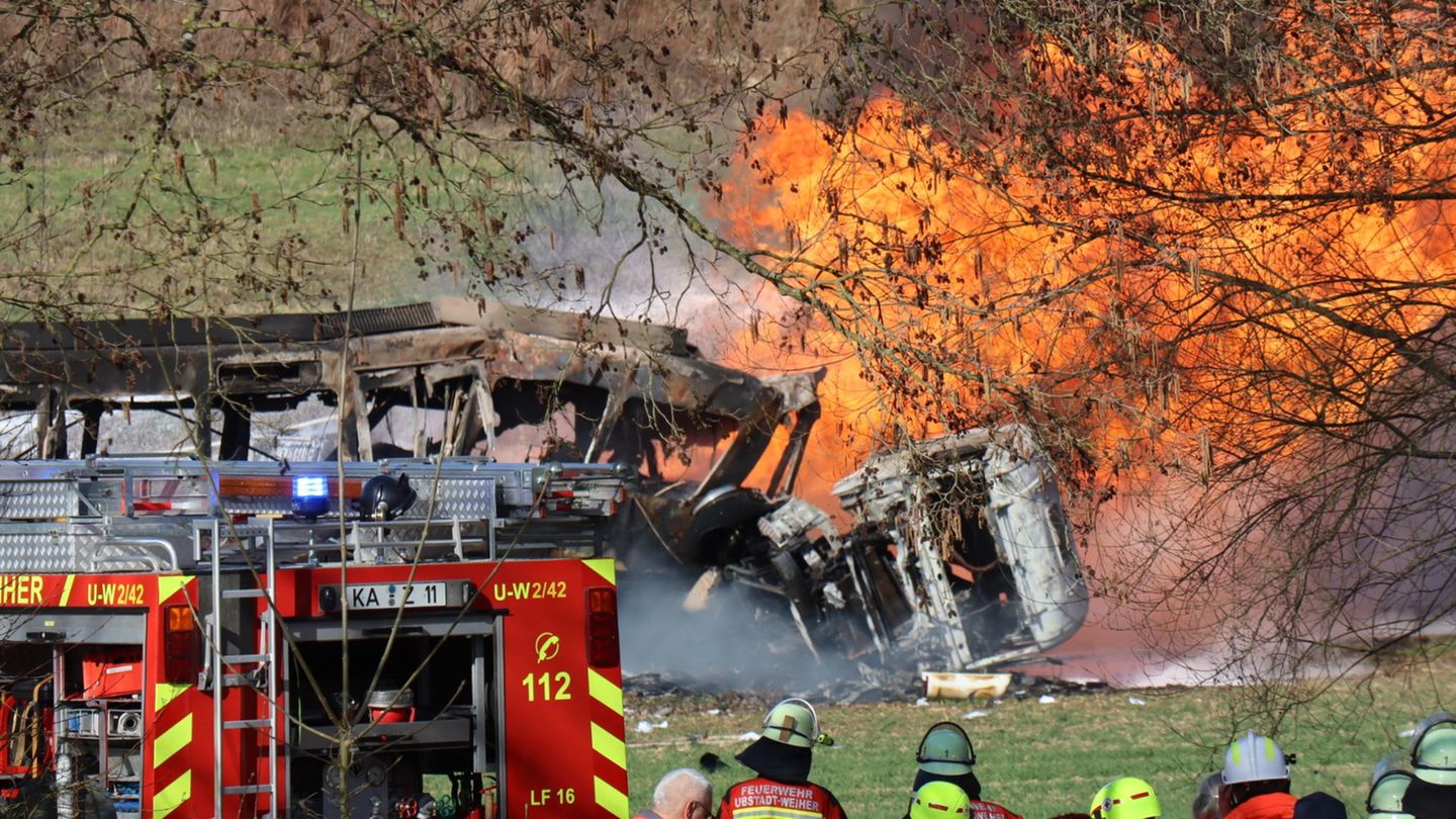 Brände: Inferno an Bahnübergang: Drei Tote bei Unfall mit Tanklaster