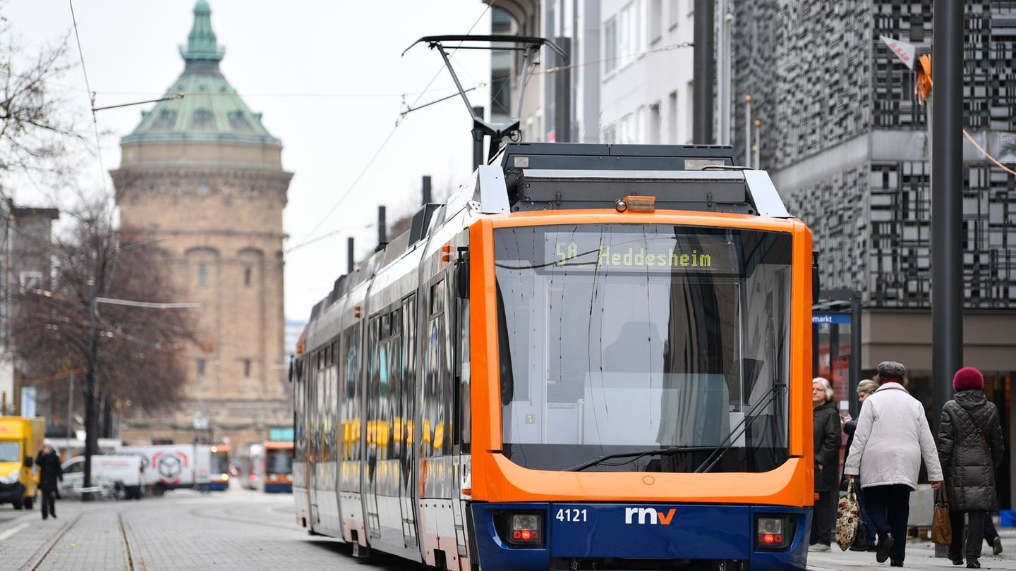 Tramunfall: Einfahrende Straßenbahn erfasst 15-Jährigen in Mannheim