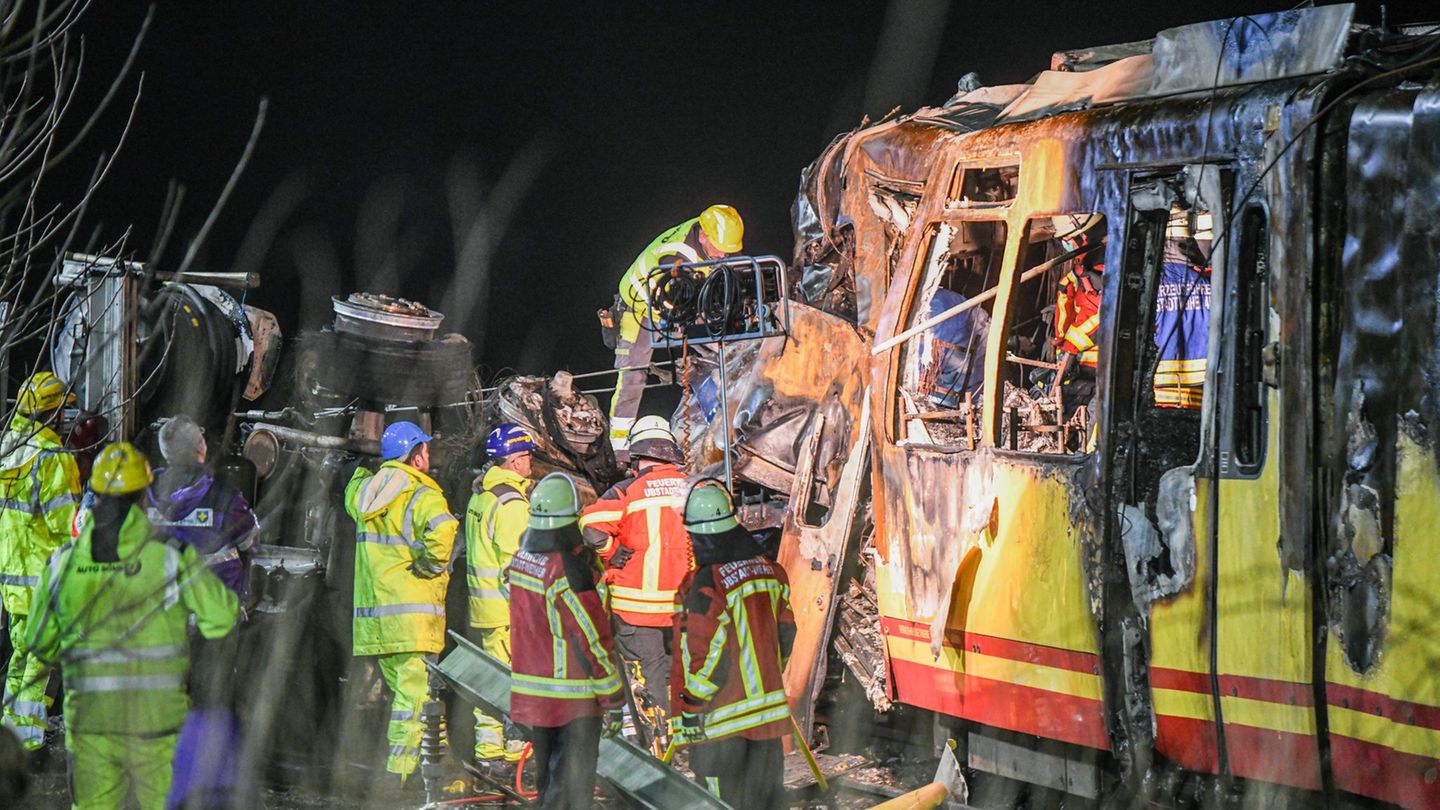 Inferno an Bahnübergang: Nach Unfall mit Tanklaster: Bahnfahrerin unter den Toten