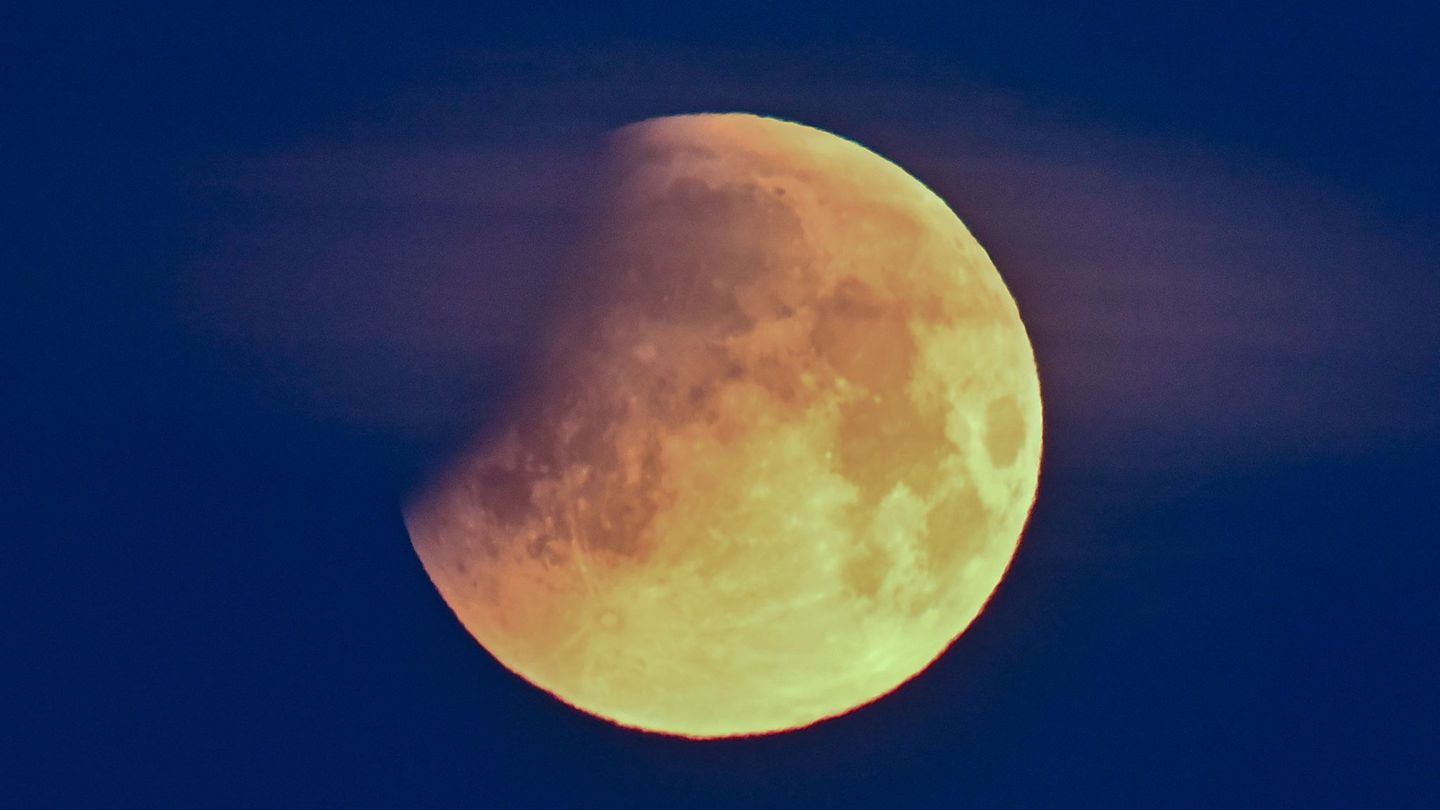 Schatten auf dem Mond: Partielle Mondfinsternis über Deutschland am Morgenhimmel