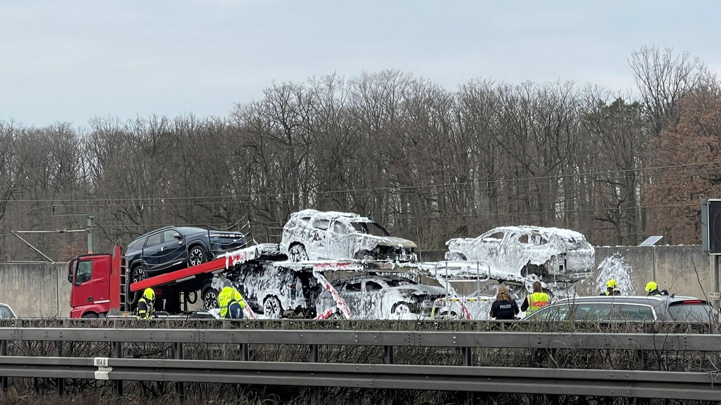 Autolaster: Laster brennt auf der A3 beim Frankfurter Flughafen