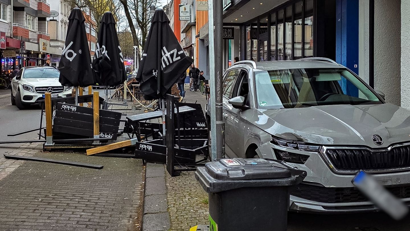 Unfall beim Ausparken: Auto kracht in Außengastronomie – keine Verletzten