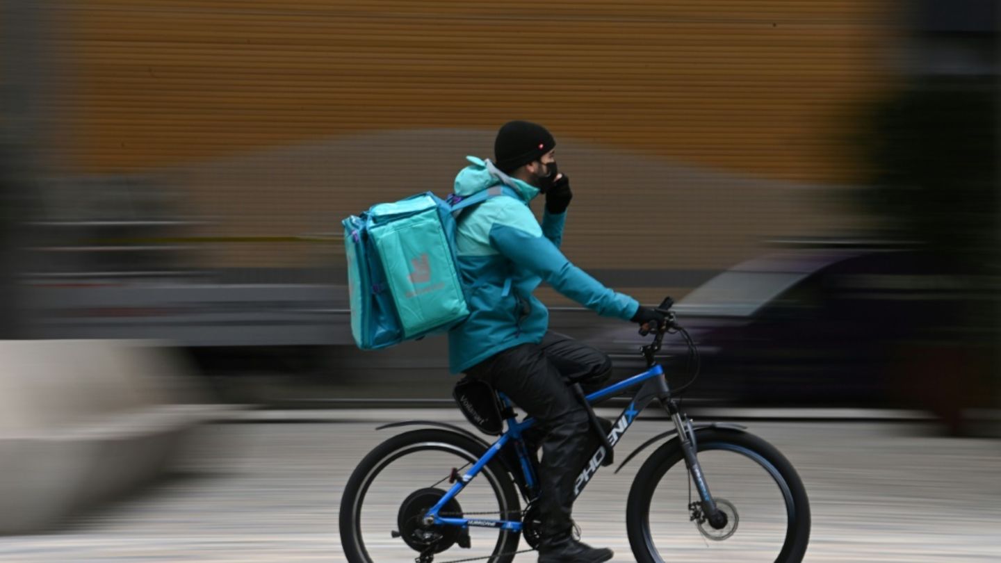 Lieferdienst Deliveroo macht erstmals Gewinn