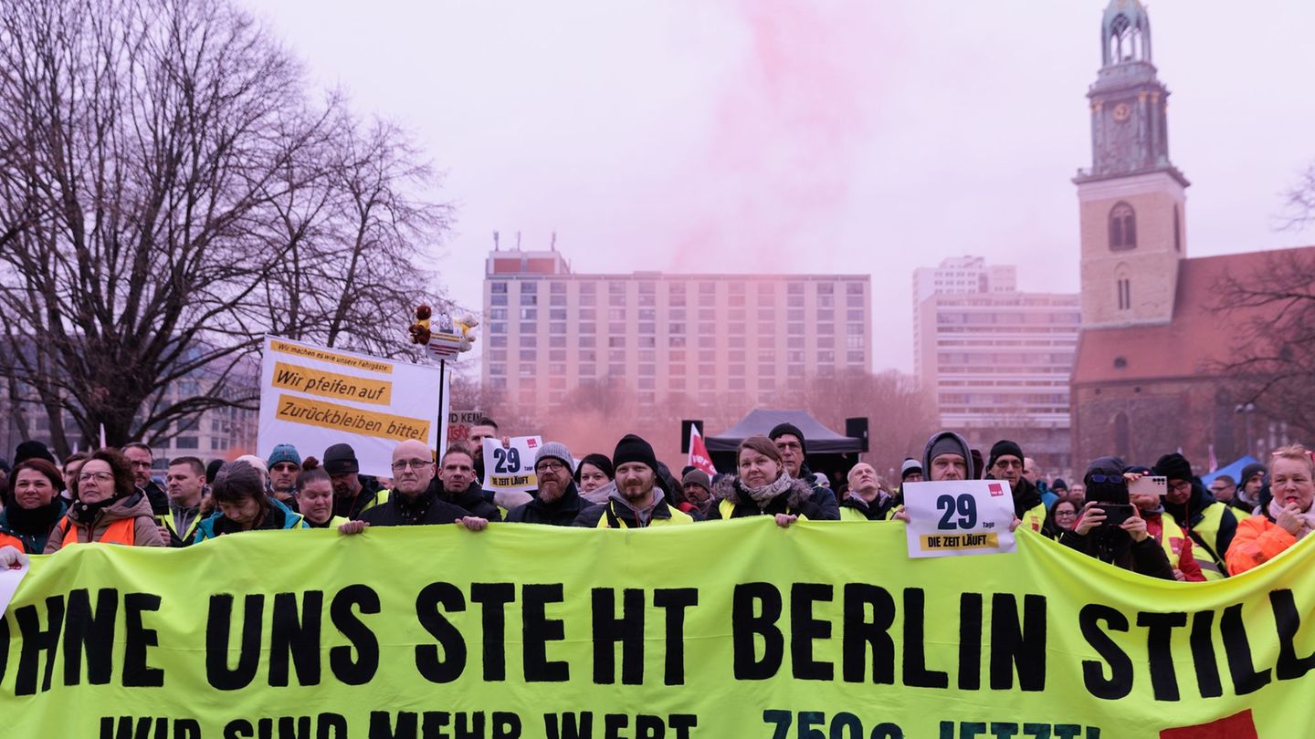 Berliner Nahverkehr: BVG-Tarife: Verdi befragt Mitglieder über weiteres Vorgehen