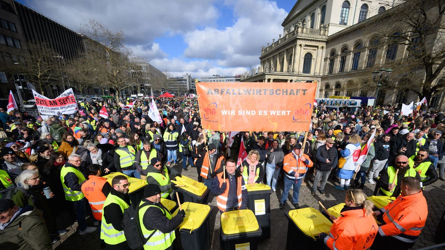 Tarifstreit: Warnstreik im öffentlichen Dienst – Tausende bei Kundgebung