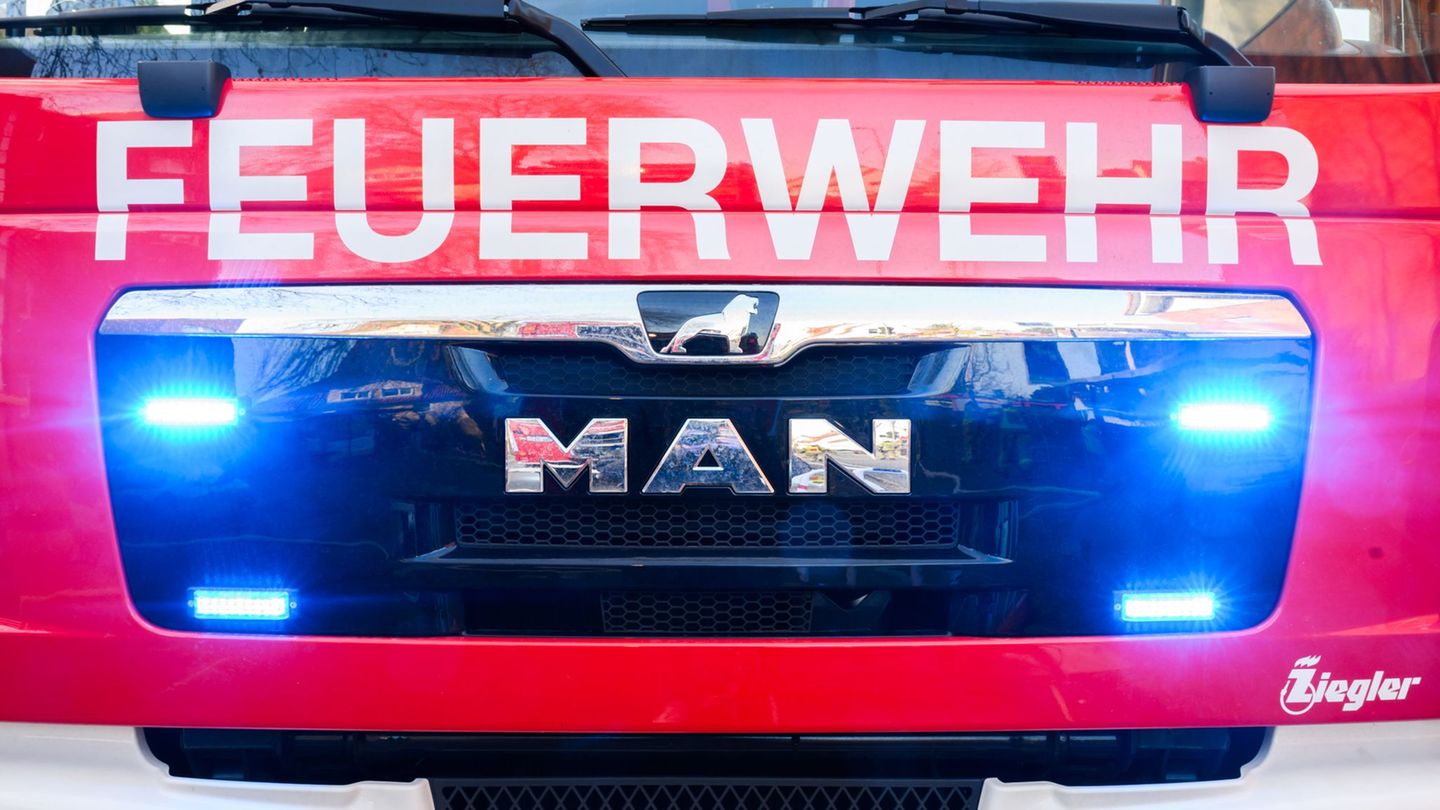 Feuerwehreinsatz: Ätzender Stoff in Landesamt gefunden: Mehrere Verletzte