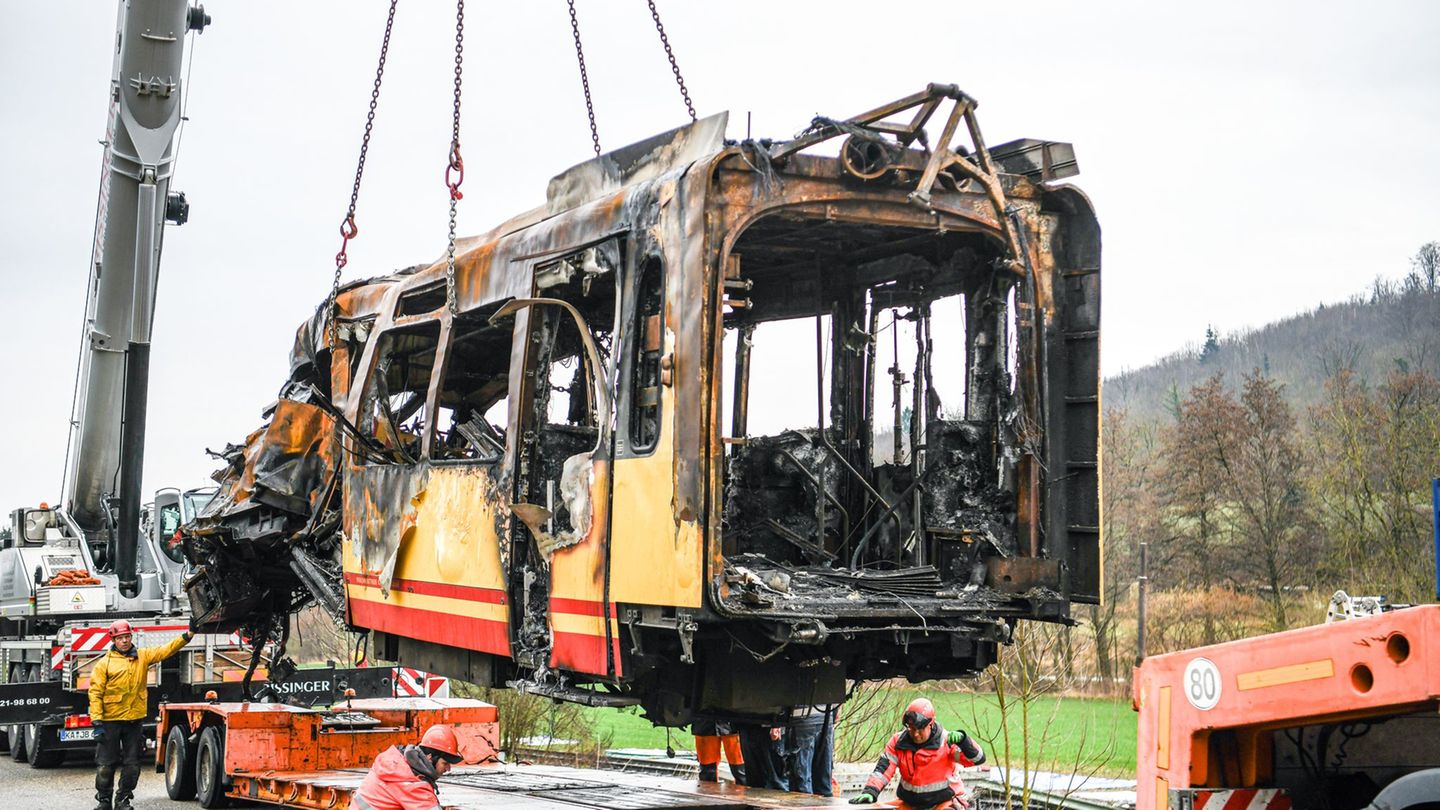 Nach Unfall: Stadtbahn wird geborgen – Spendenkonto und Kondolenzbuch