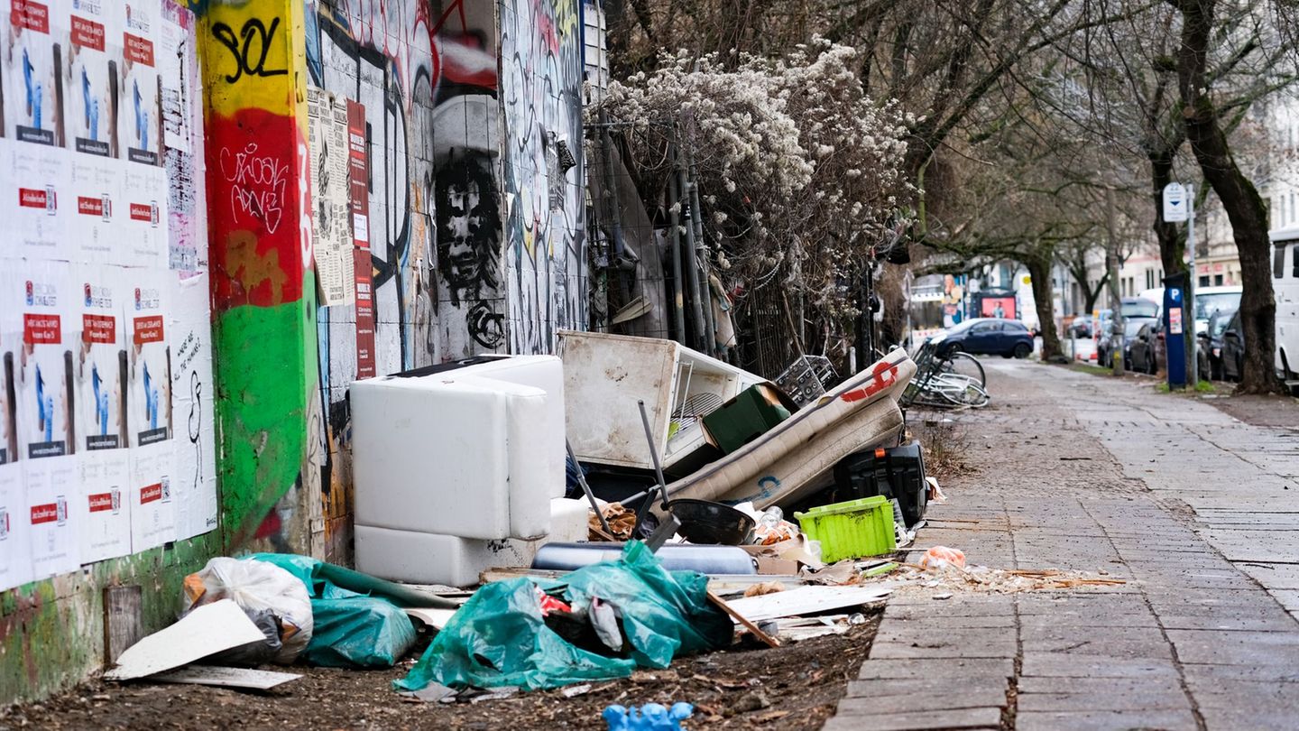 Sofa auf dem Bürgersteig: Illegaler Müll: Berlin erhöht die Bußgelder drastisch