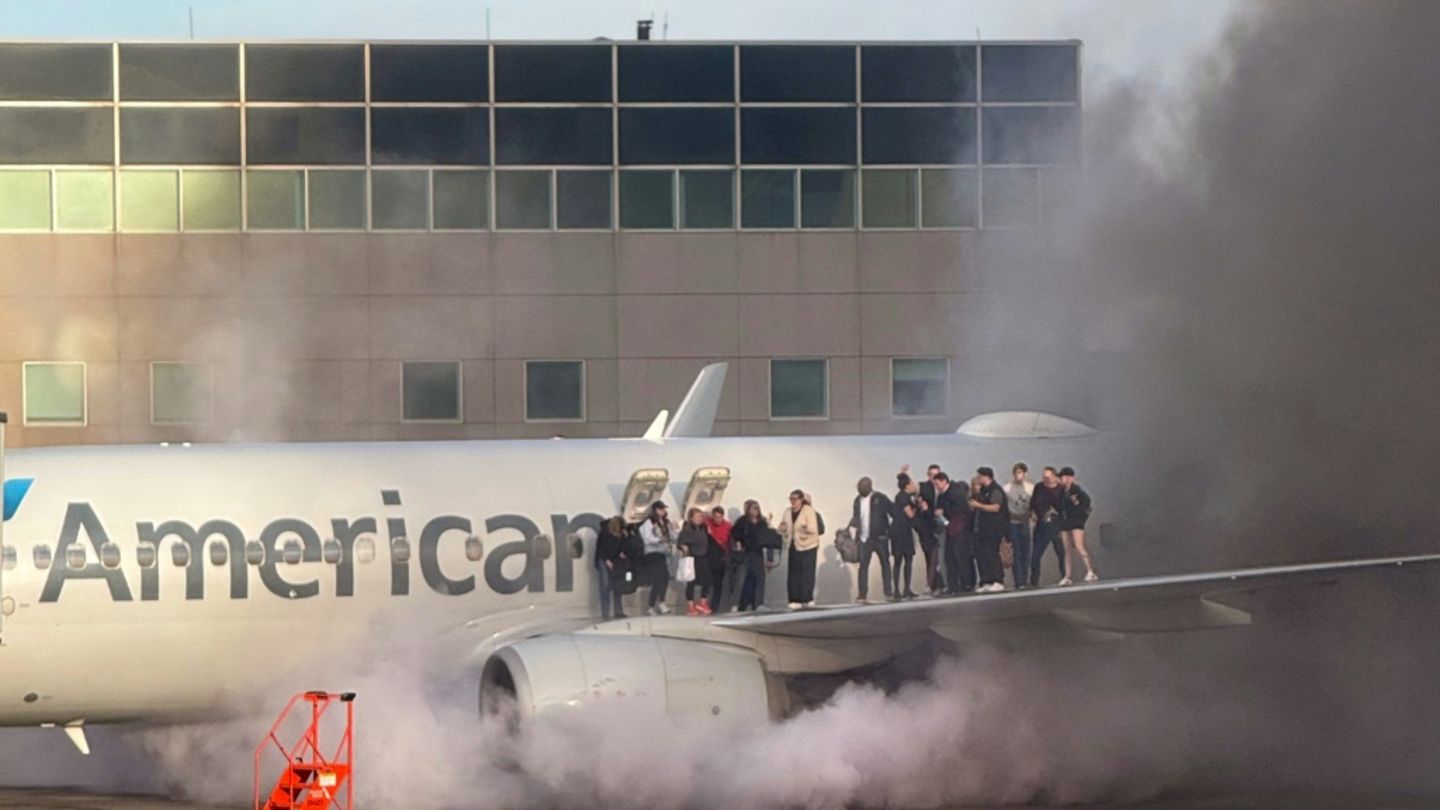 Feuer an Flugzeug von American Airlines in Denver