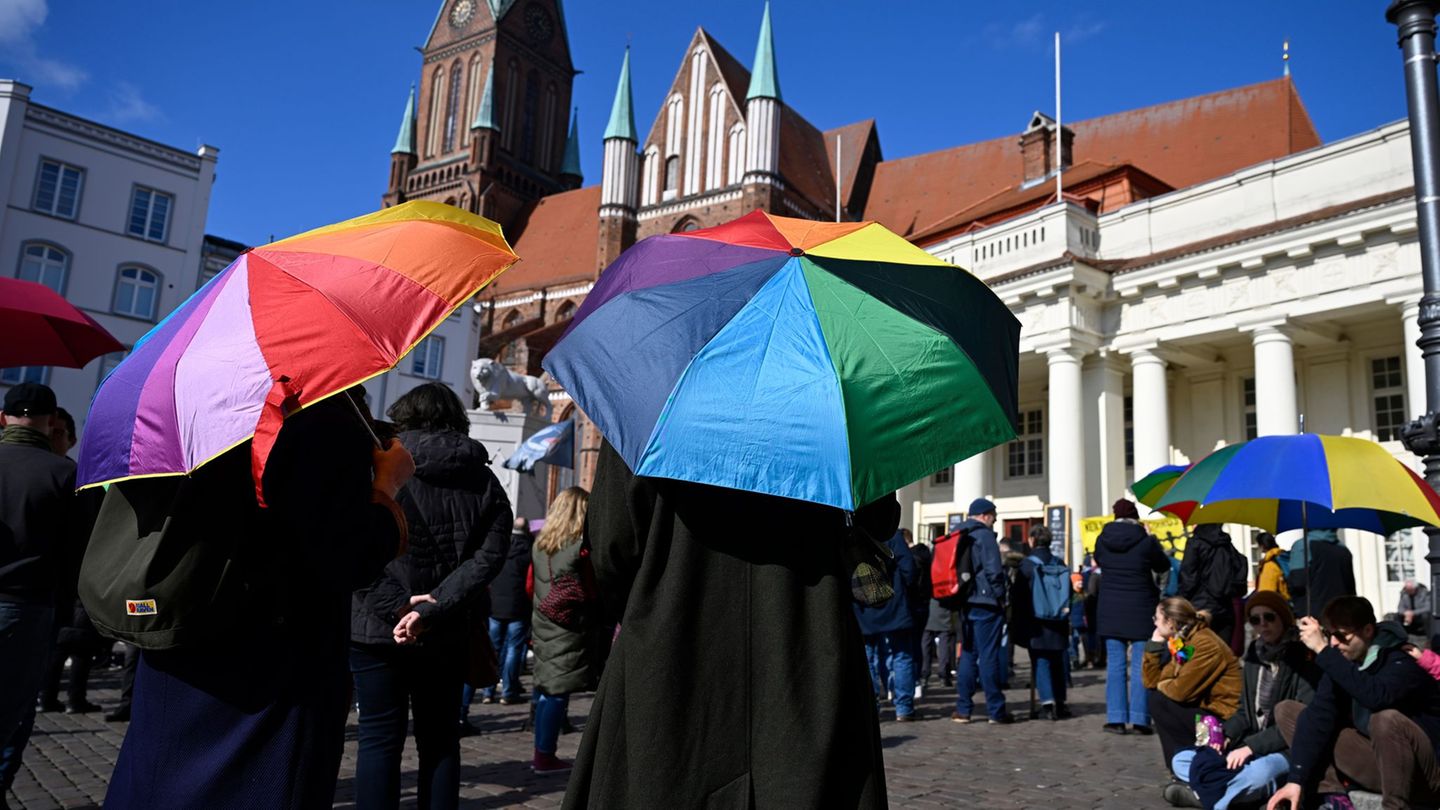 Reichsbürger-Treffen: Gegendemonstration bei Reichsbürger-Treffen in Schwerin