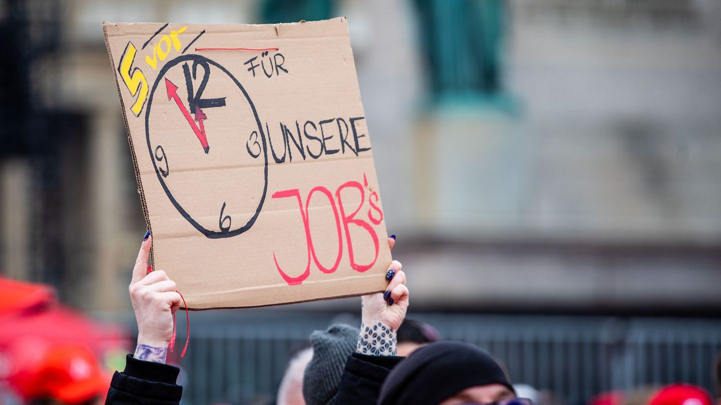 Industrie: Rund 12.000 Industriebeschäftigte demonstrieren in Frankfurt