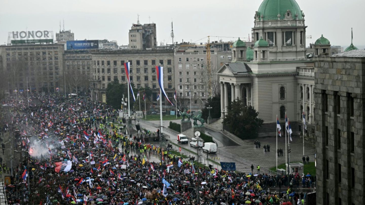 Mehr als 100.000 Menschen bei Großdemonstration gegen Korruption in Serbien