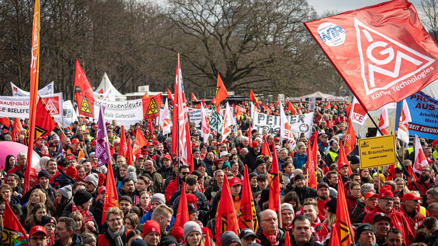 Gewerkschaft: Tausende demonstrieren für mehr Investitionen in Industrie