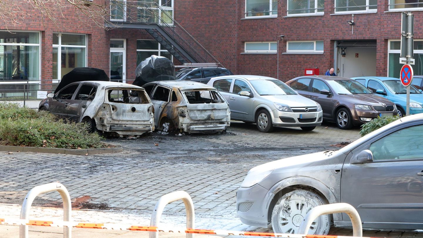 Mehrere Festnahmen: Bekennerschreiben nach Brandanschlag auf Polizeiautos