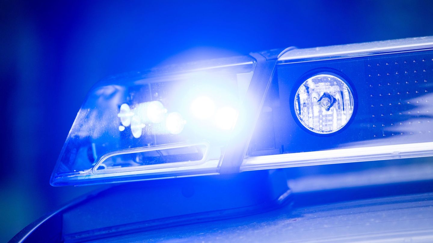 Mit Glasflasche beworfen: Mitarbeiter von AfD-Infostand wird angegriffen und verletzt