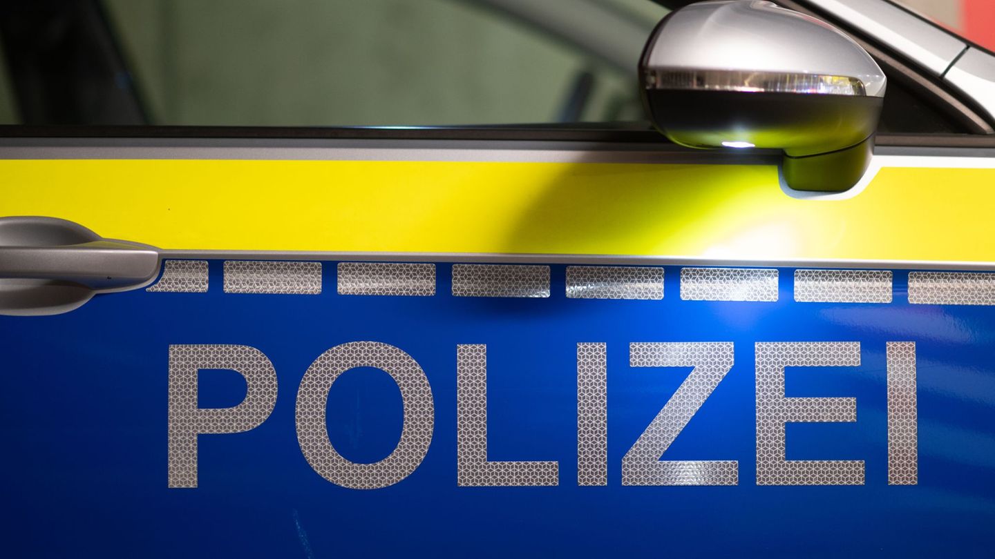 Kriminalität: Männer mit Nazi-Symbolen greifen 15-Jährigen in Bus an