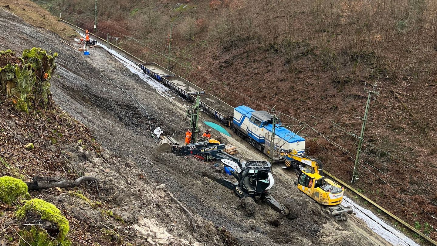 An Hang abgerutscht: Hoffnung für Bahnpendler: „Bewegung“ bei S6-Reparatur