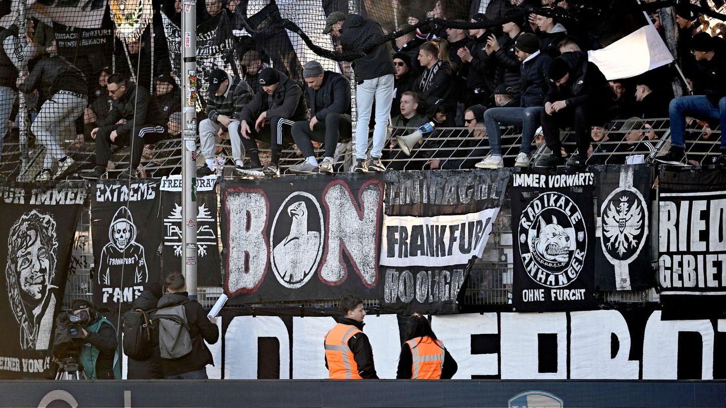 Zaunfahne im Ruhrstadion: Nach Banner-Eklat von Bochum: Debatte über Einfluss von Fans