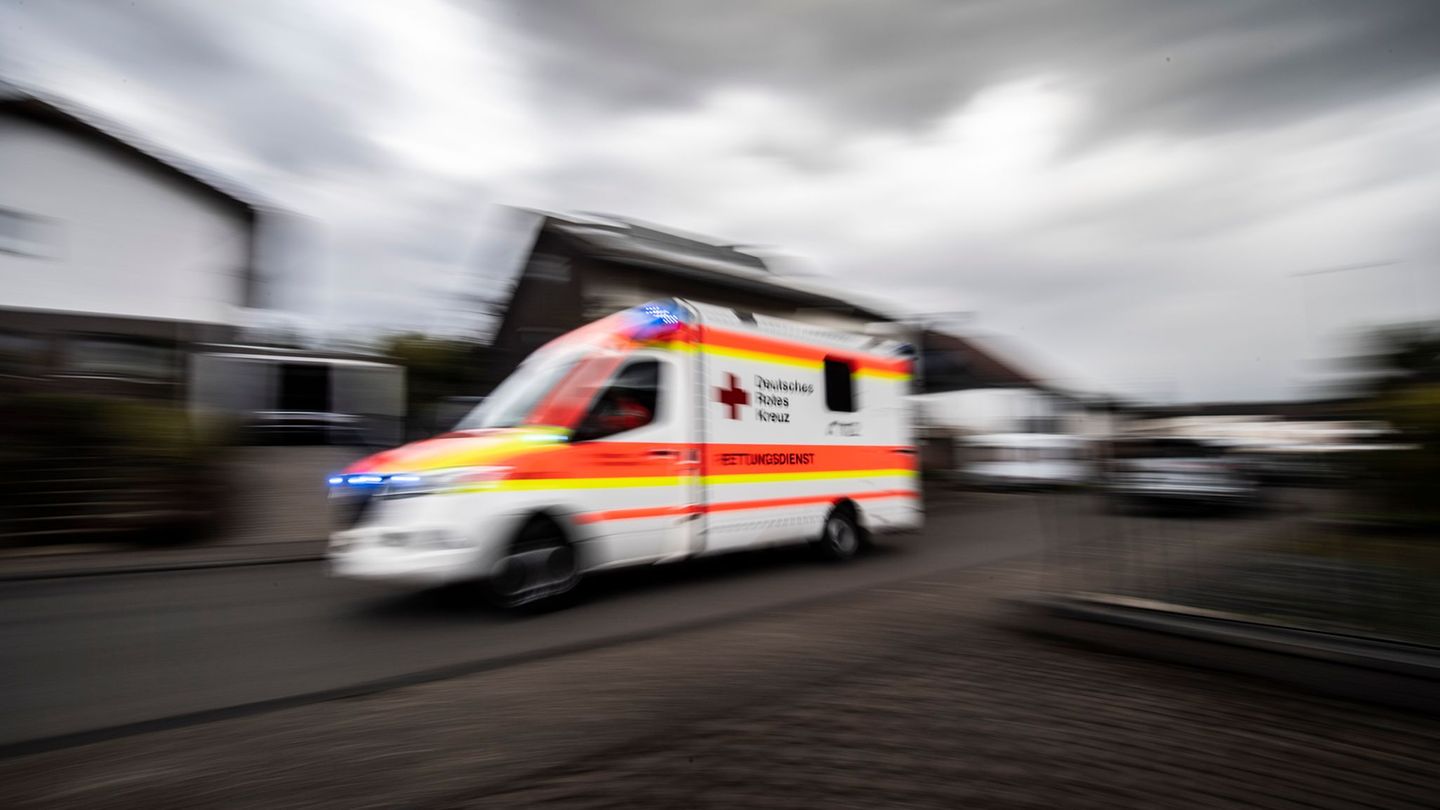 Unfälle: Gartenhütte stürzt beim Abriss ein und begräbt zwei Männer