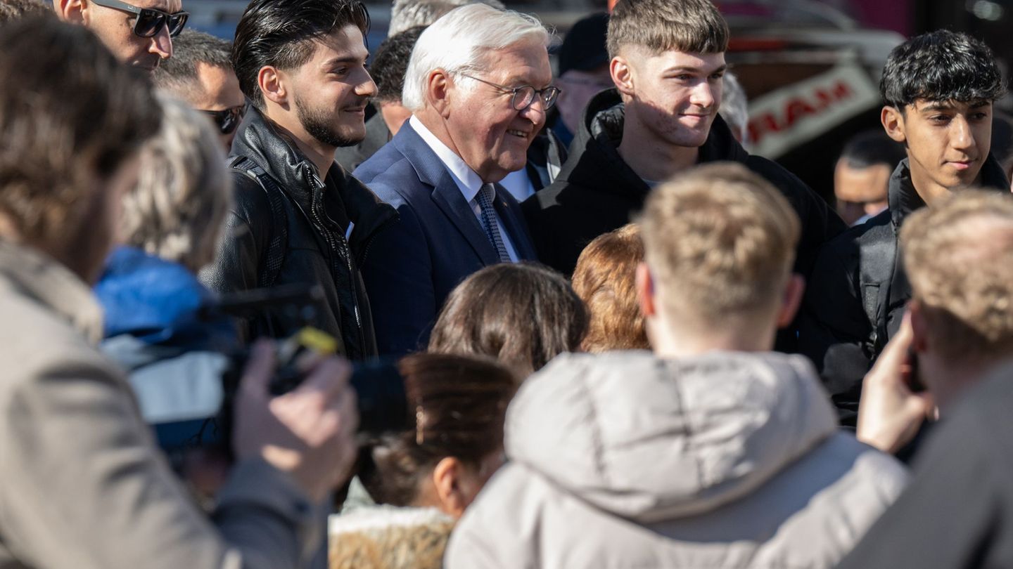 „Ortszeit Deutschland“: Steinmeier in Stadtallendorf – Hören, „wo es brennt“