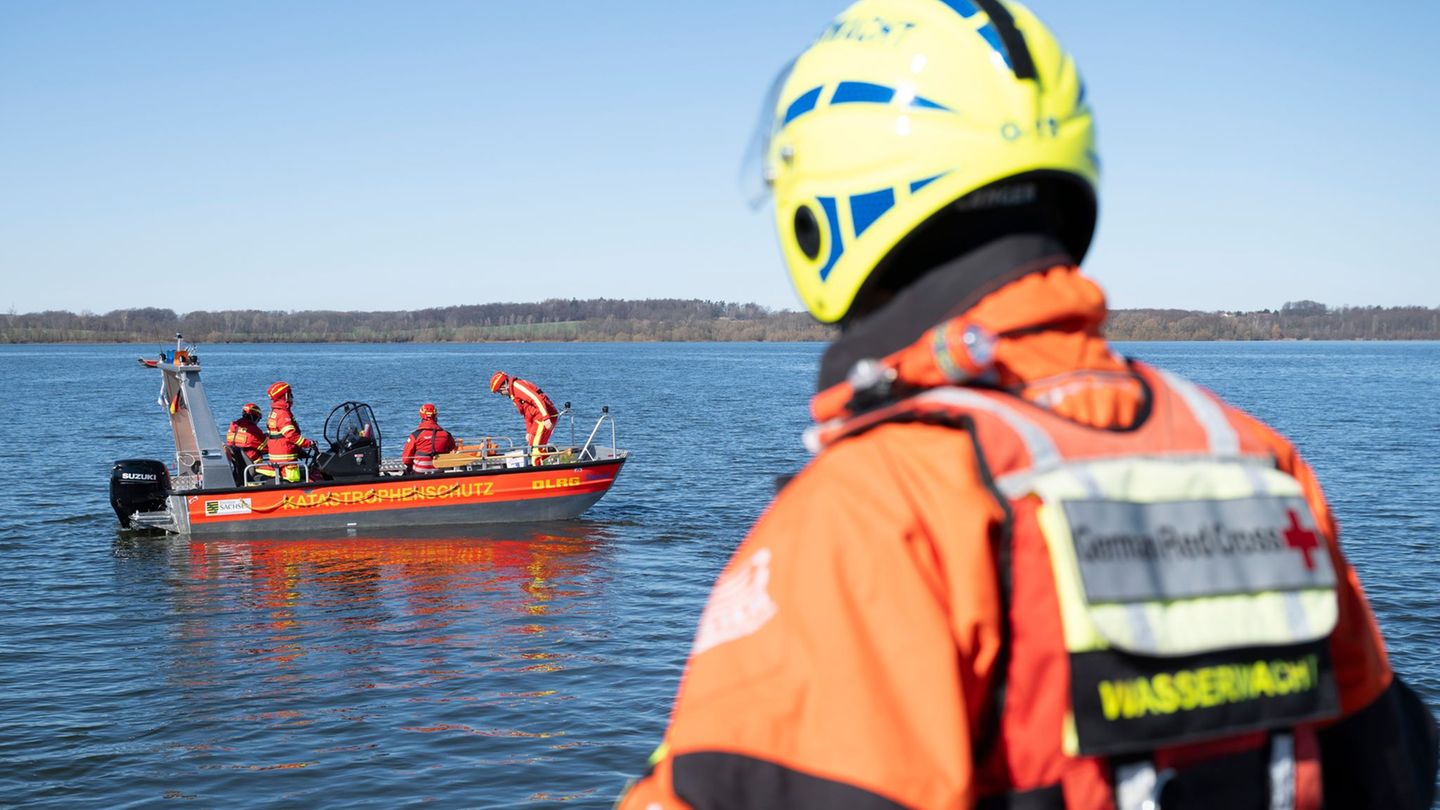 Notfälle: Feuerwehr und Luftrettung üben Wasserrettung in Bautzen