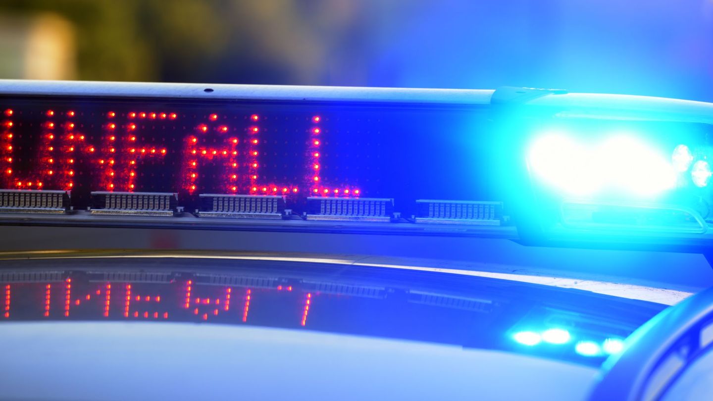Unfälle: Auto prallt gegen Hauswand – Fahrerin stirbt