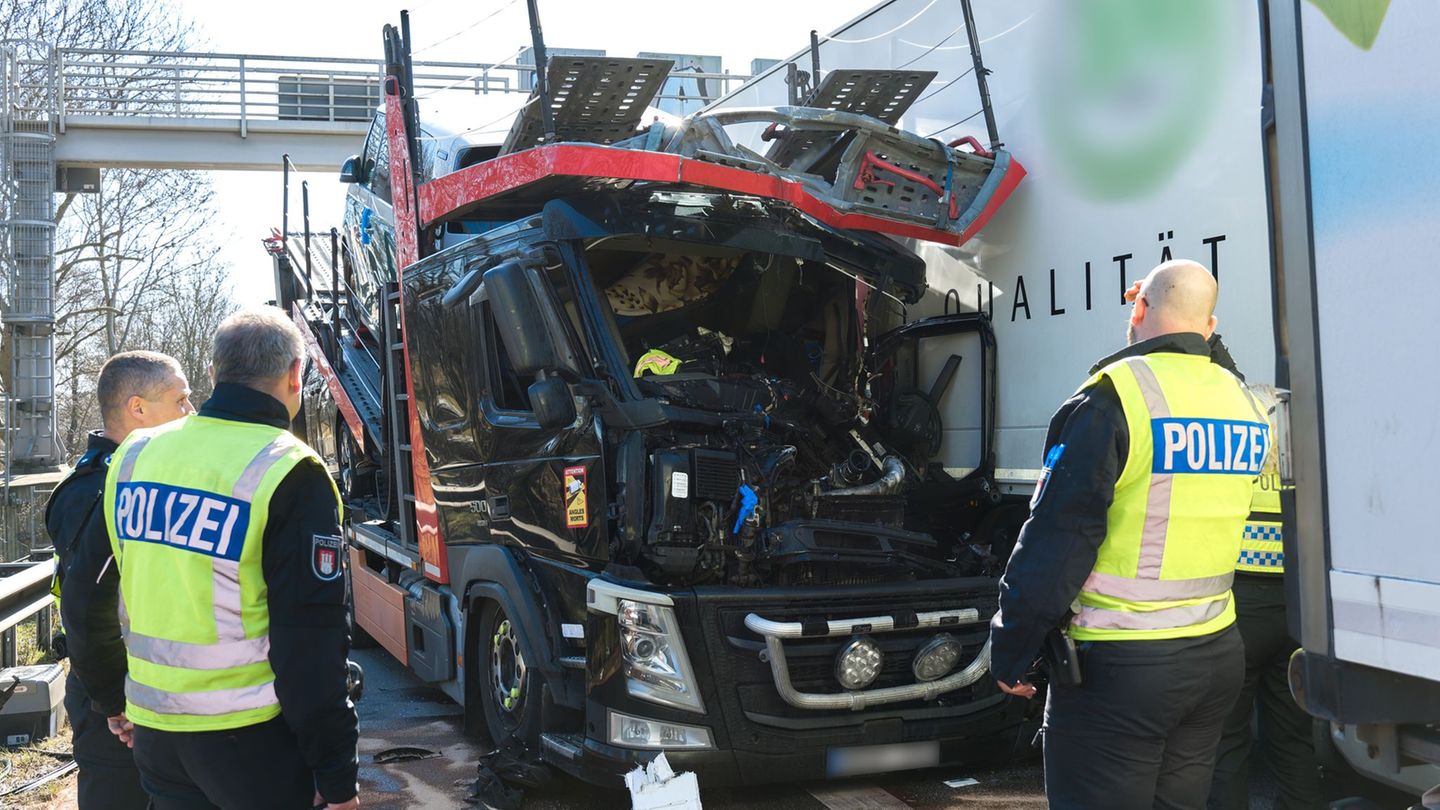 Unfälle: Zwei Lkw-Unfälle auf der A1 vor der Norderelbbrücke