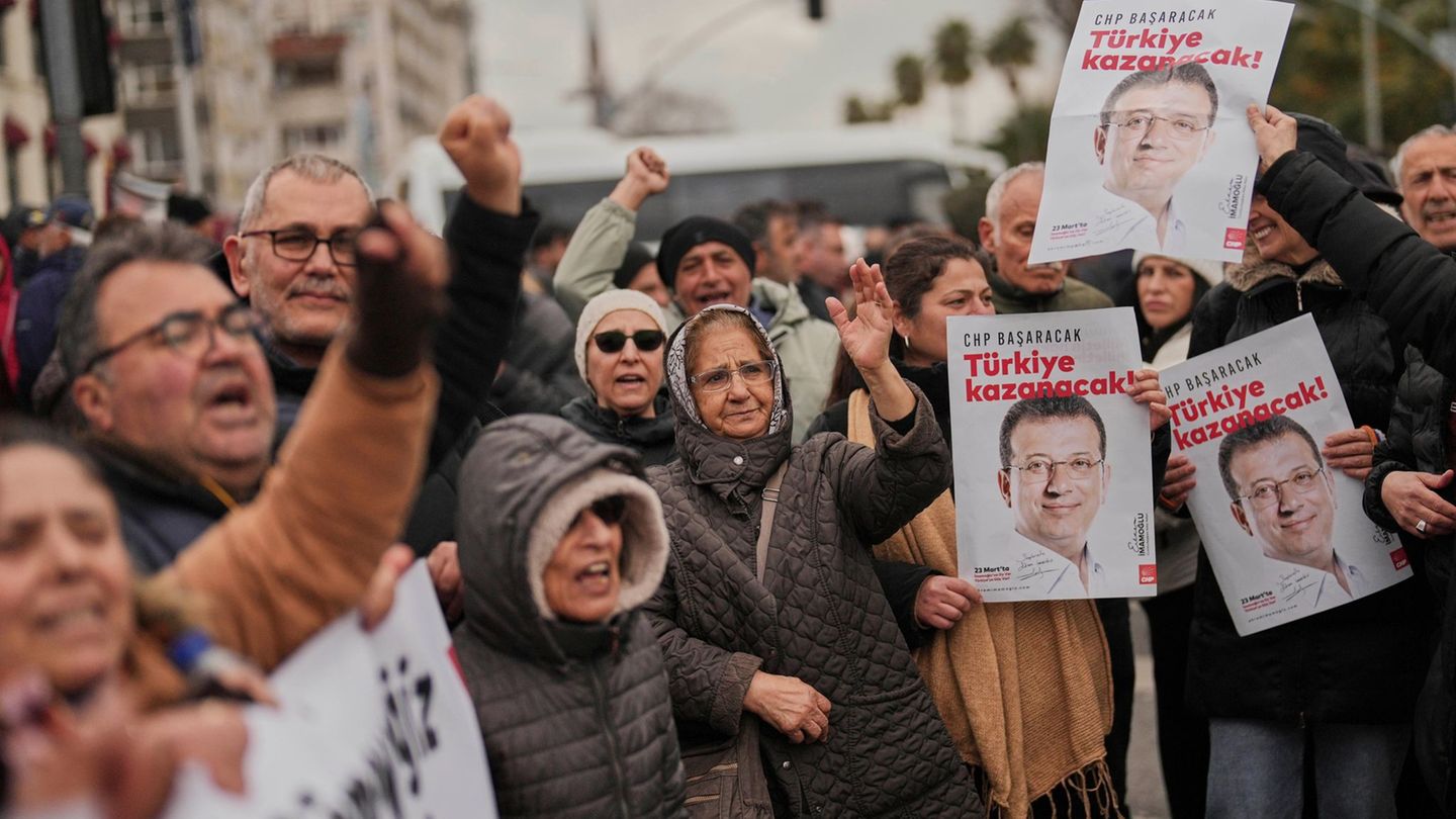 Justiz: Erdogan-Gegner festgenommen – Putschversuch angeprangert