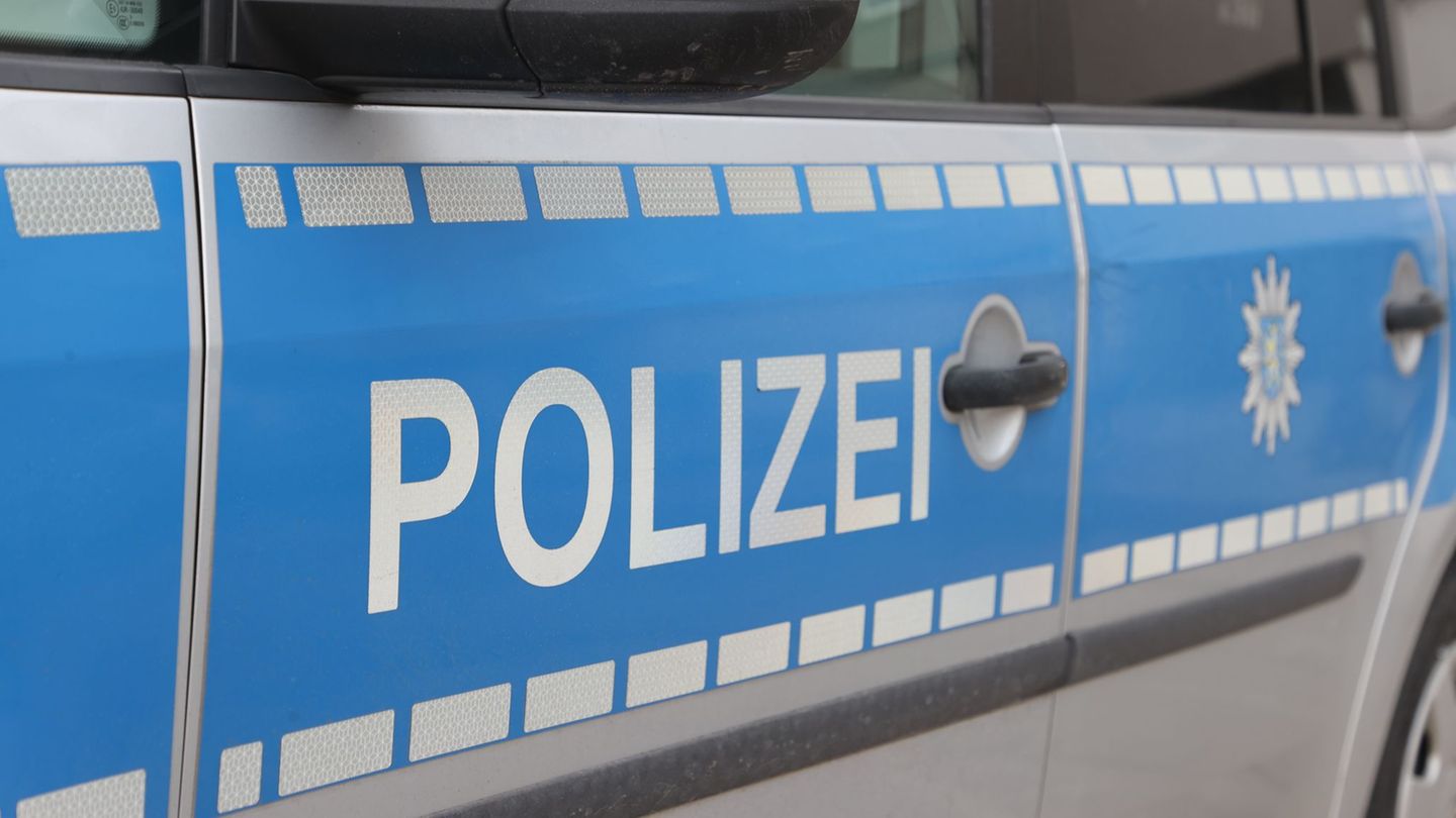 Kriminalität: Betrunkener stiehlt Kennzeichen von Polizeiauto