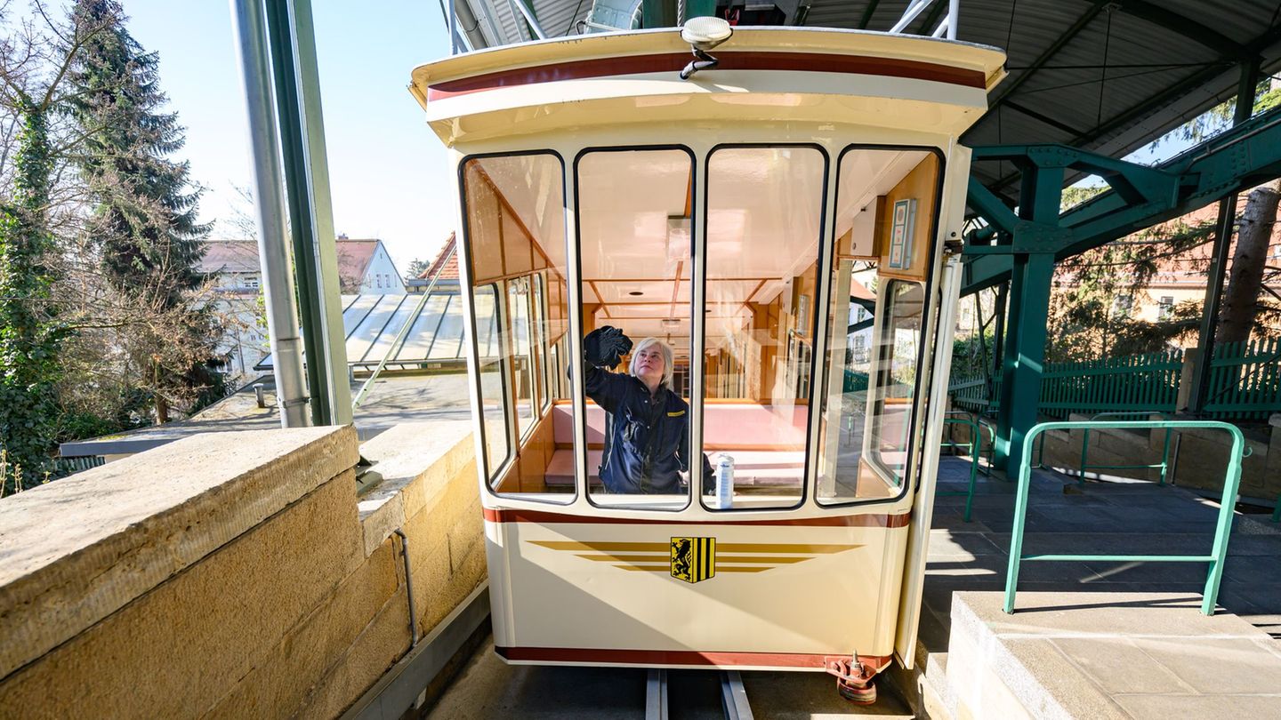 Verkehr: Dresdner Schwebebahn nimmt Betrieb wieder auf