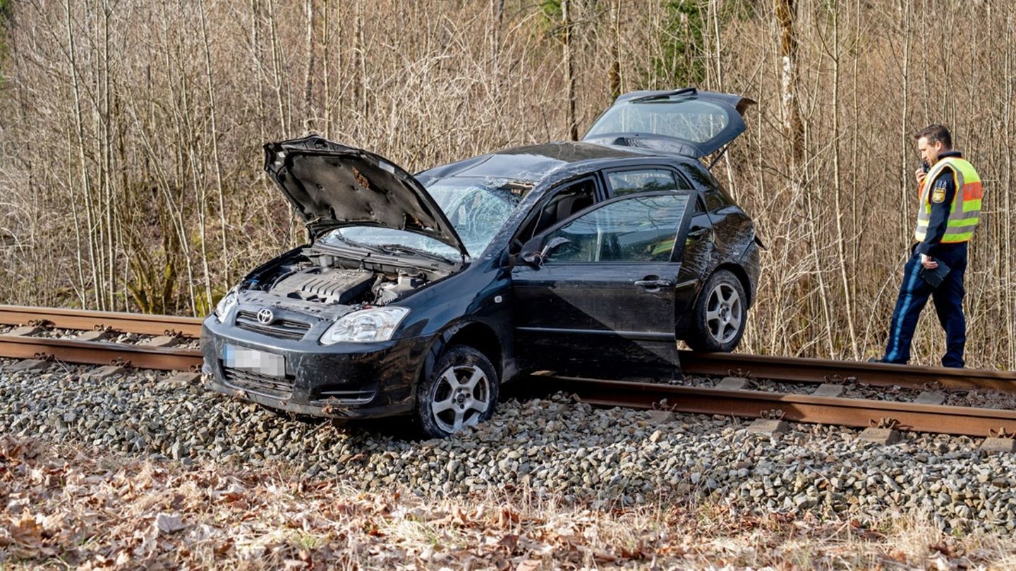 Oberbayern: 23-Jähriger schleudert mit Auto auf Bahngleis