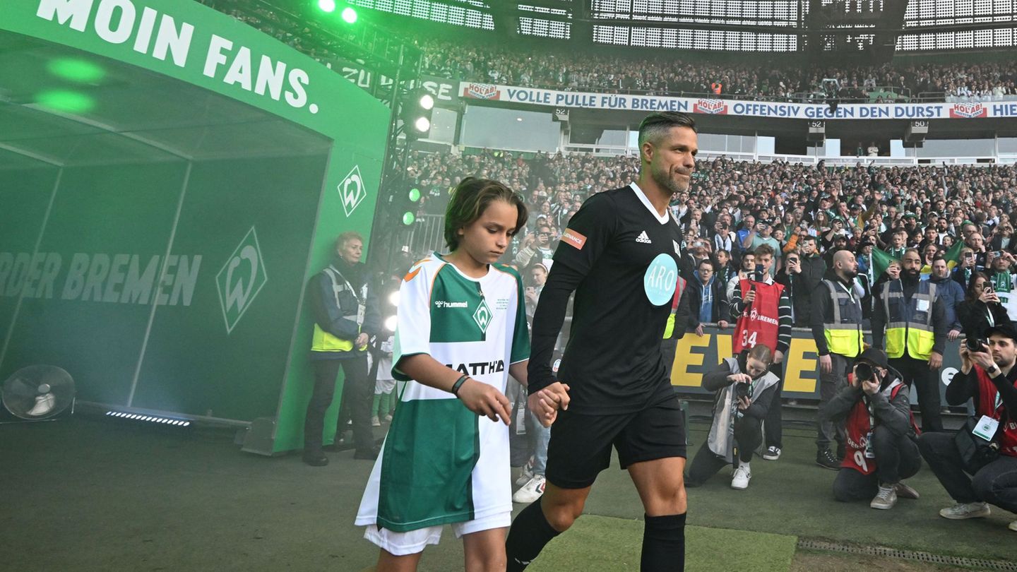 Abschiedsspiel in Bremen: Großer Abschied für Diego: Roboter stellt 62-Meter-Tor nach