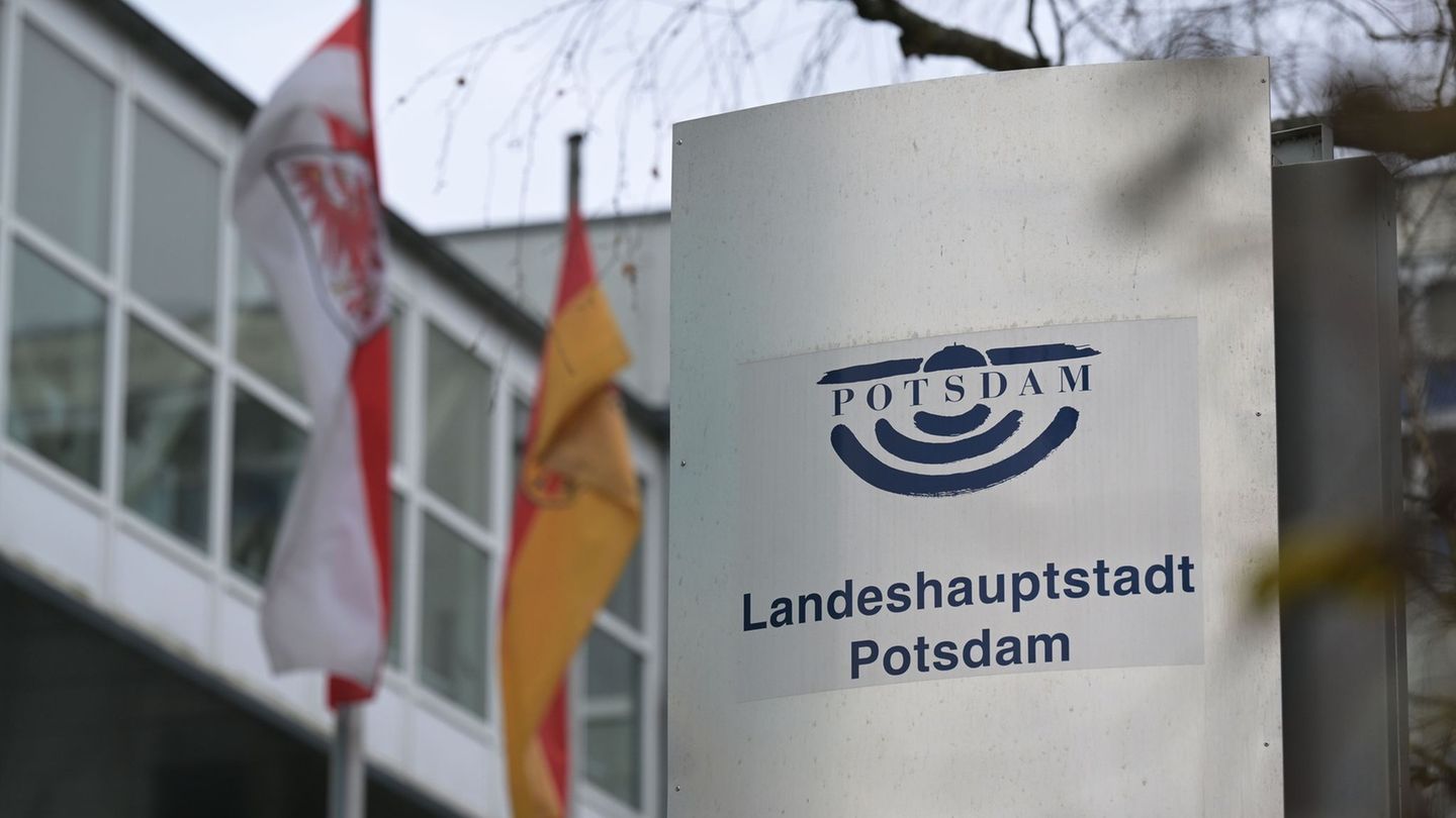 Einsparungen: Rund 2.500 Menschen protestieren in Potsdam