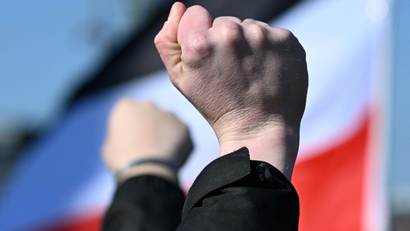 Tausende protestieren bei rechten Demonstrationen und Gegenkundgebungen