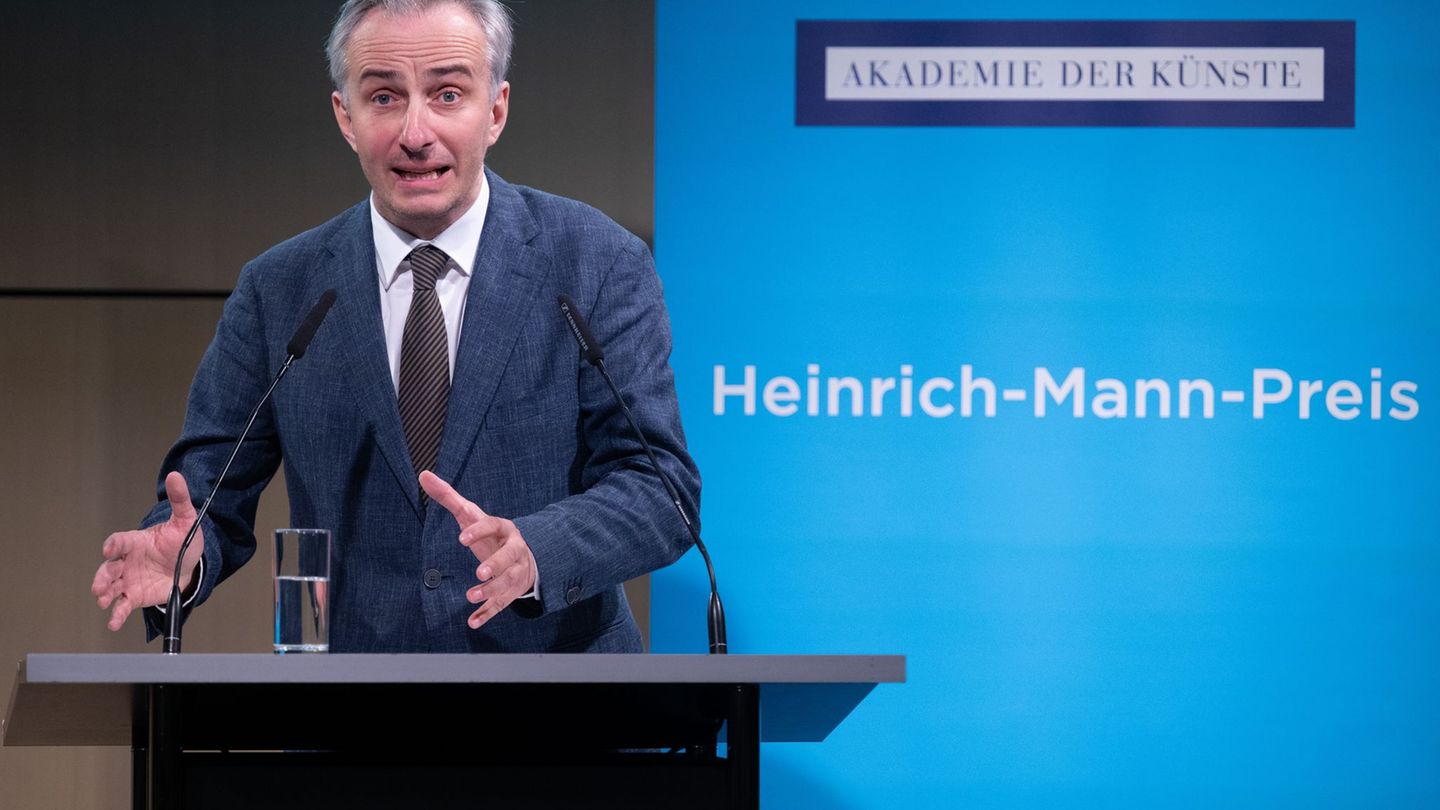 Auszeichnungen: Böhmermann würdigt Autorin Mely Kiyak als mutige Stimme