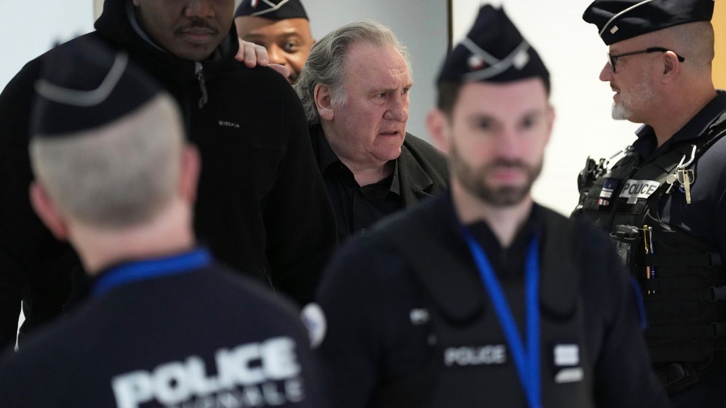 Frankreich: Depardieu gibt zu: Habe Frau an Hüfte angefasst