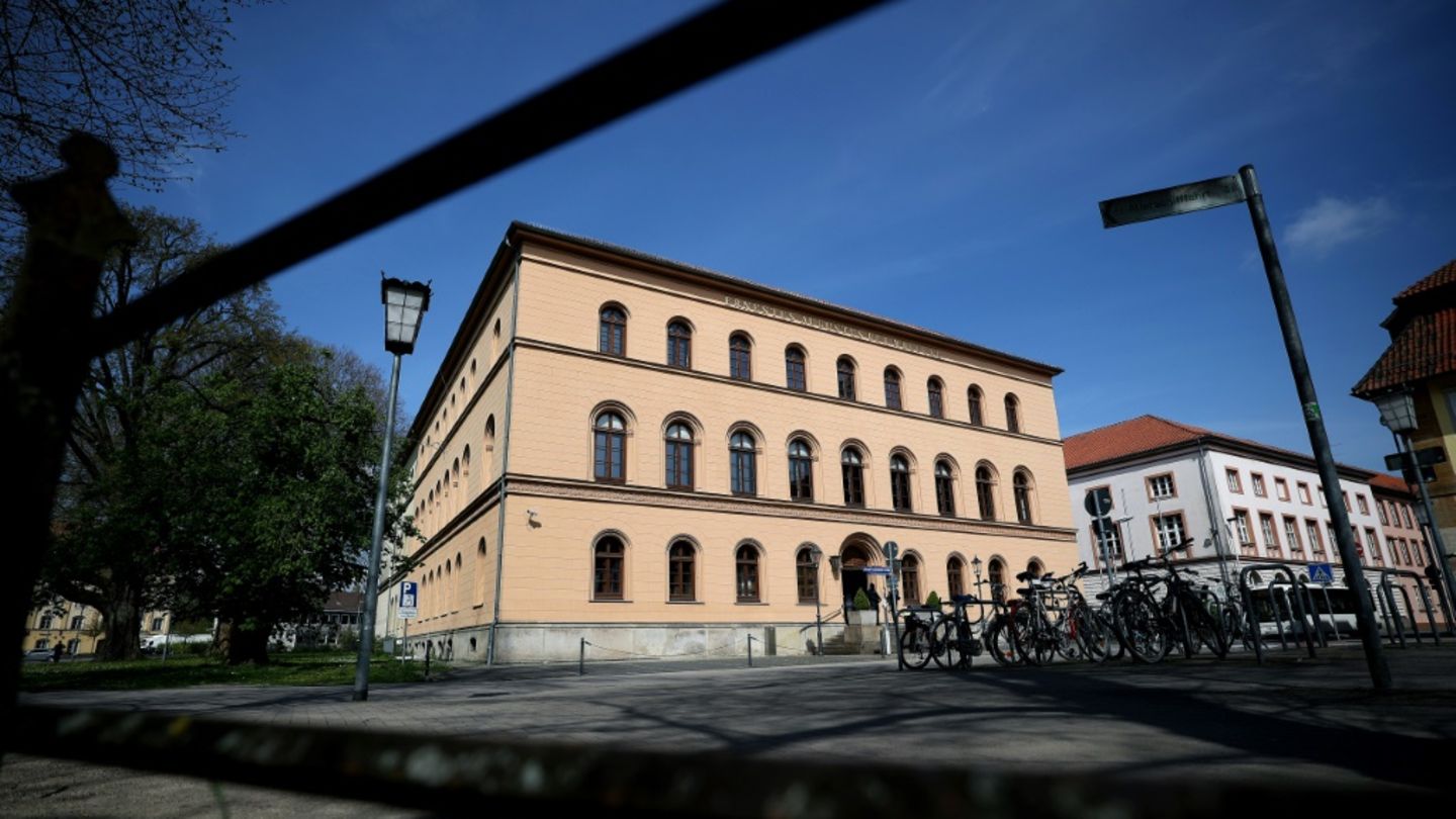 Prozess um Raubüberfälle gegen frühere RAF-Terroristin Klette in Celle begonnen