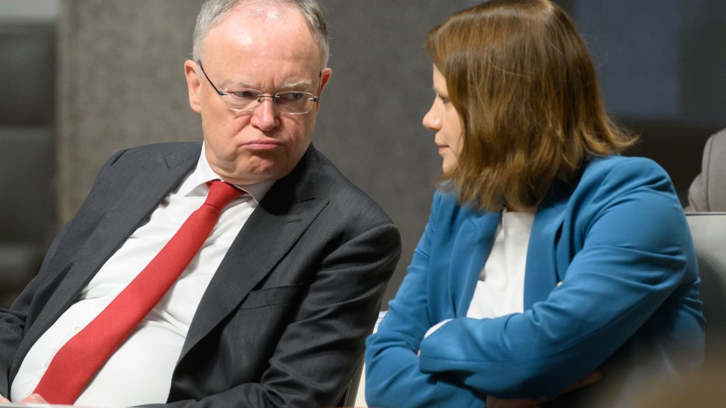 Milliarden für Investitionen: Weil: Niedersachsen wird nicht in Geld schwimmen