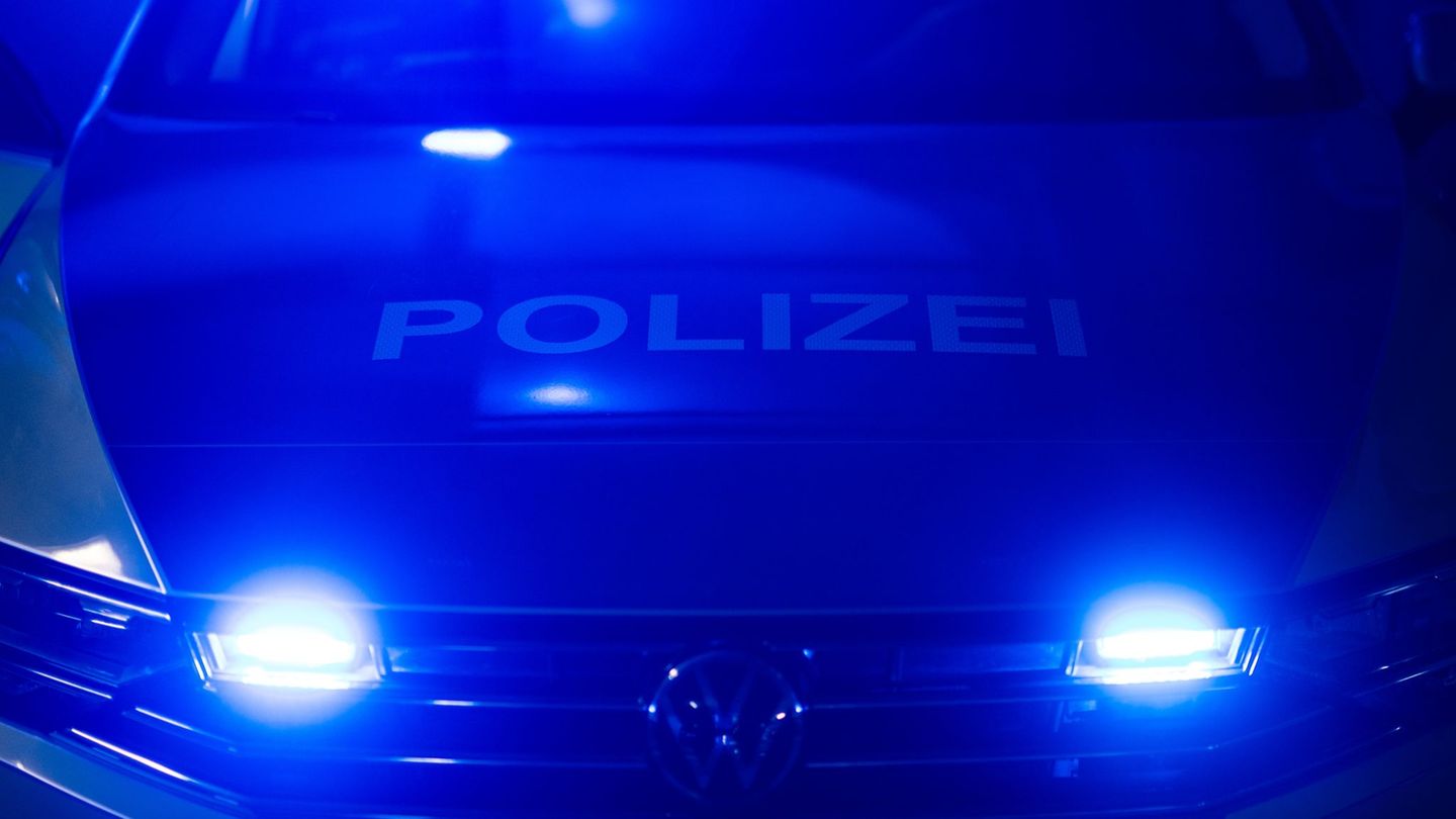 Hoher Schaden: Kinder werfen Sand und Steine auf Autos