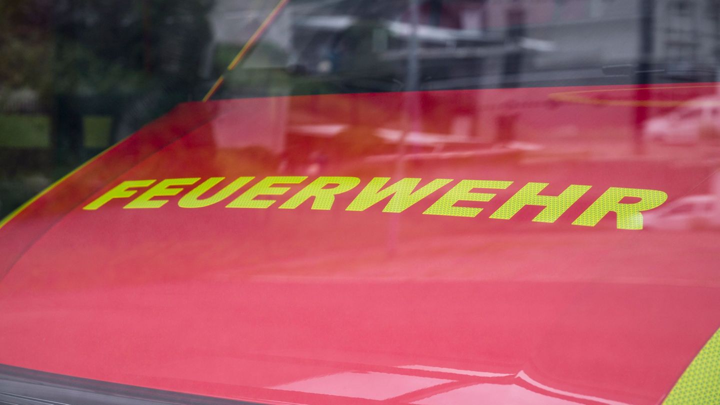Unfälle: 82-jährige Autofahrerin bleibt mit Auto in Zaun stecken