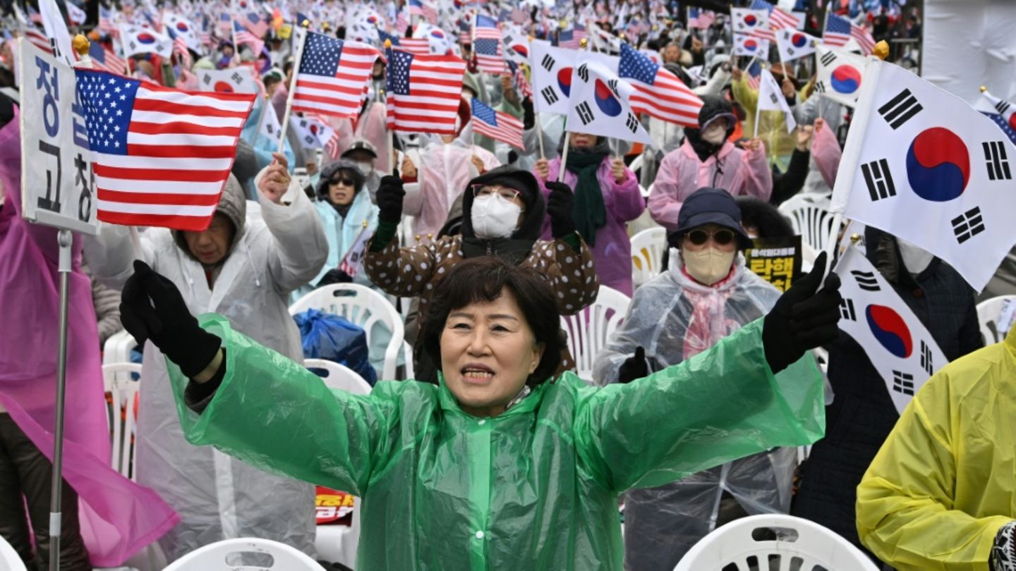 Hunderttausende bei Demos für und gegen Südkoreas abgesetzten Staatschef Yoon