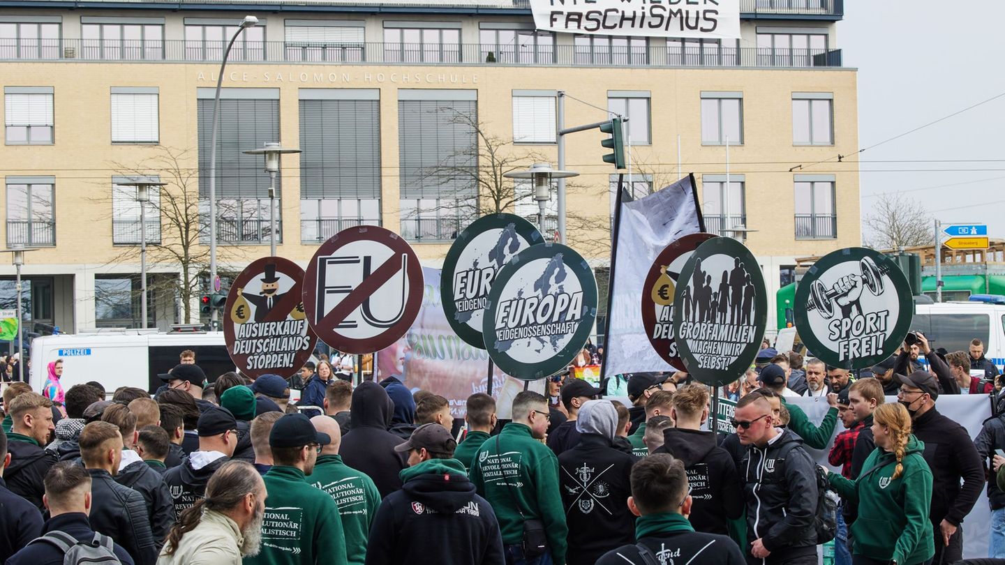 Extremismus: Festnahmen wegen Hitlergrüßen bei rechtsradikaler Demo