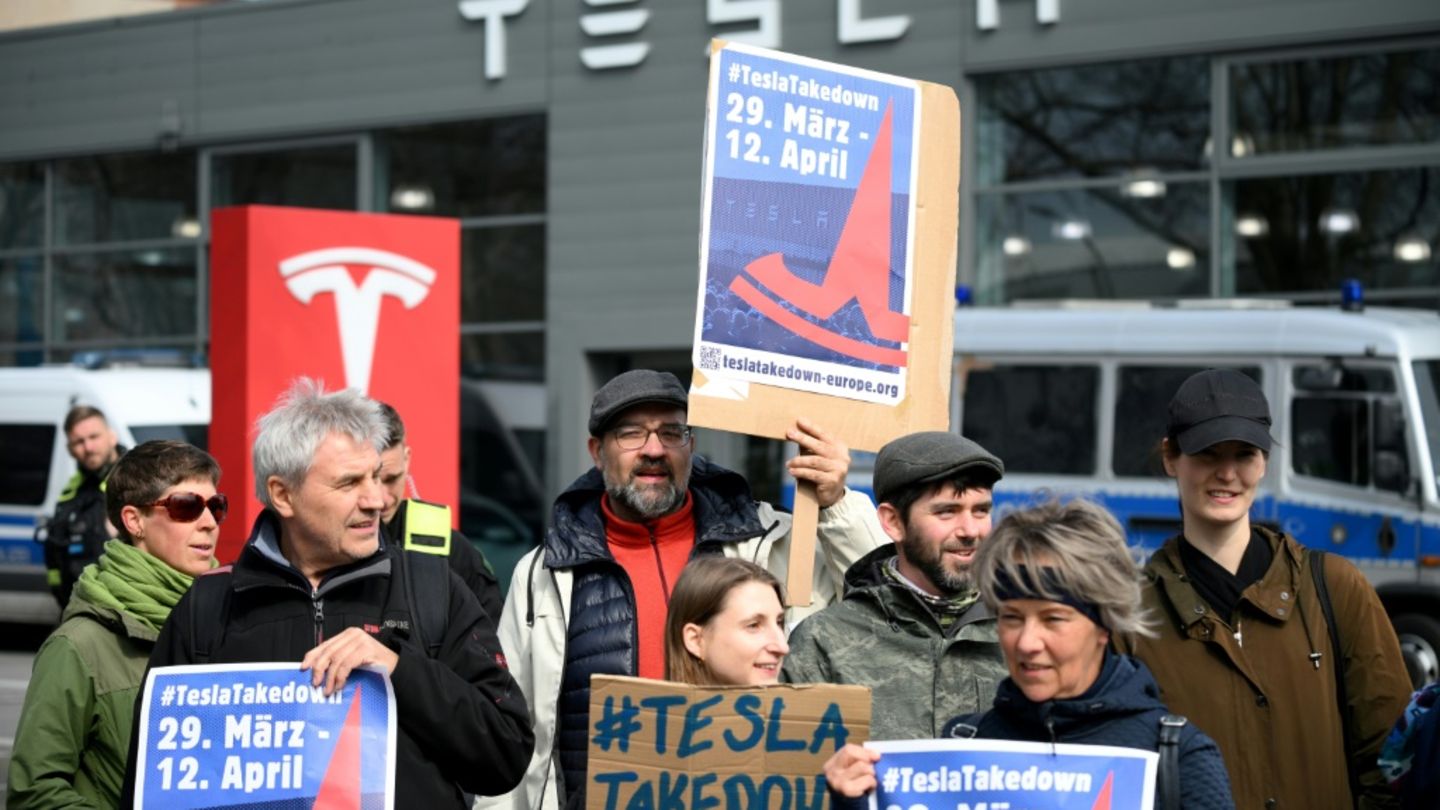 Protest gegen Musk: Demos vor Tesla-Händlern in den USA und in Europa