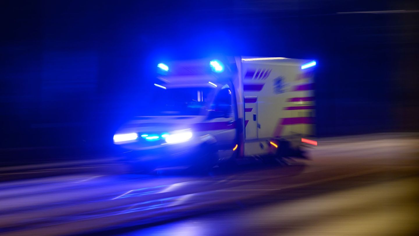 Unfälle: 31-Jährige prallt mit Auto gegen Baum – schwer verletzt