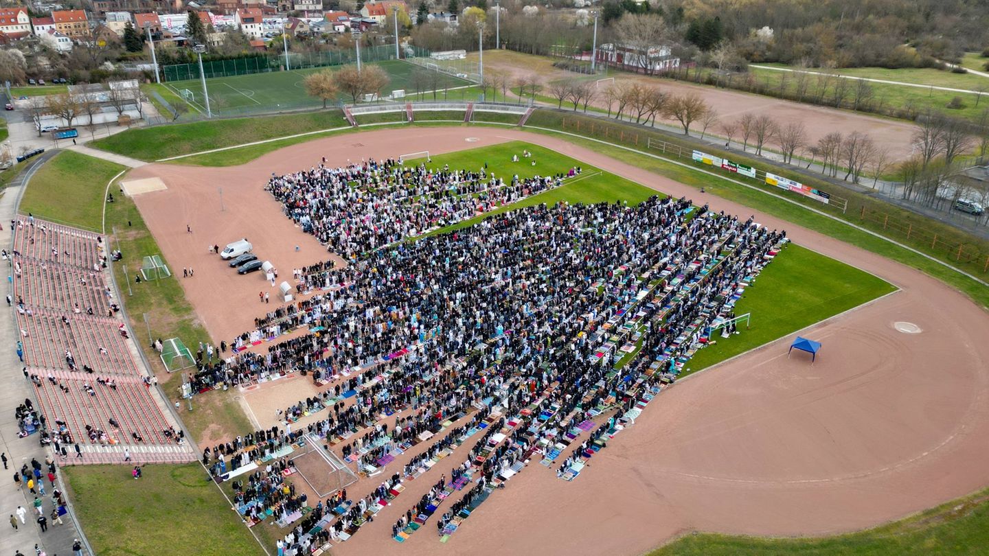 Religion: Tausende Muslime beten gemeinsam zum Ende des Ramadan