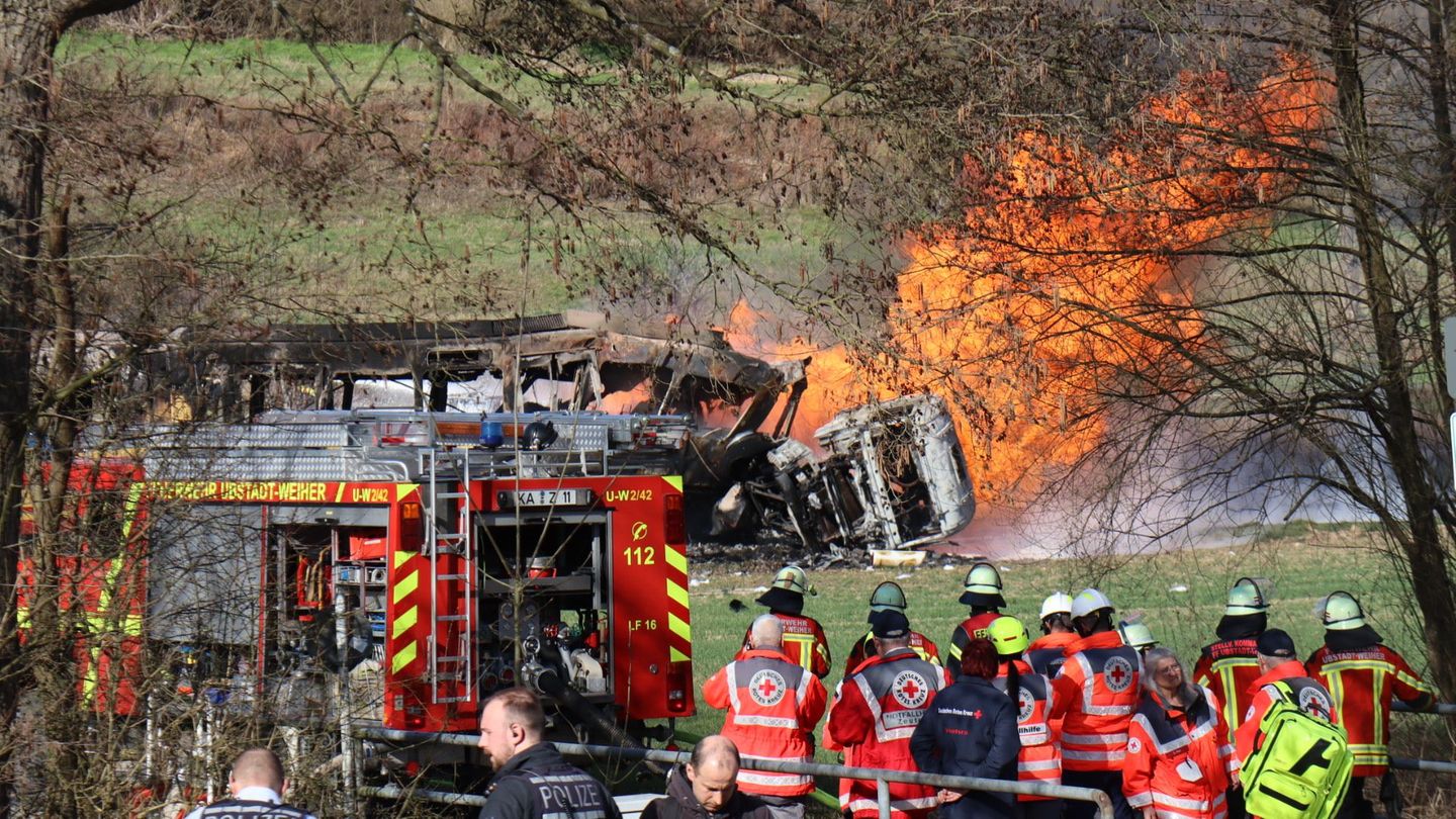 Baden-Württemberg: Unfall mit Tanklaster und Straßenbahn in Baden: ein Todesopfer