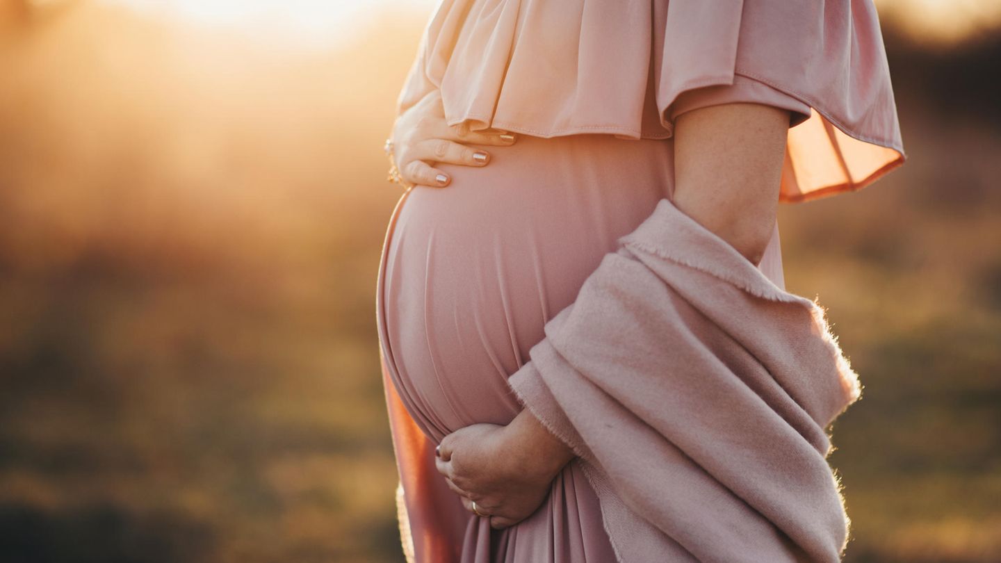 Stillkleider: Festliche Umstandsmode: So setzen Sie den Babybauch elegant in Szene